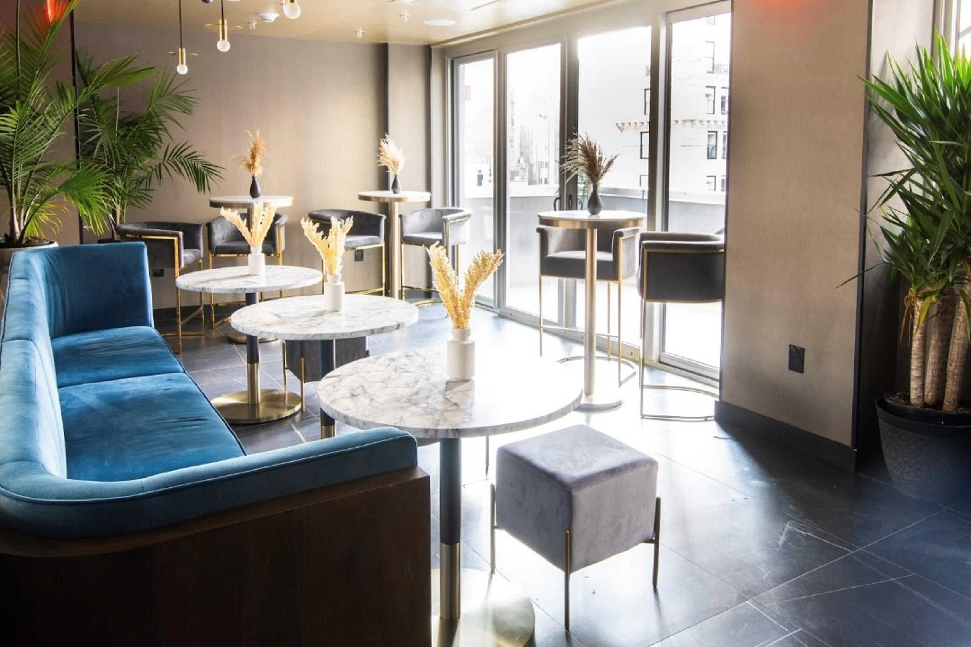 Enjoy a delicious breakfast and coffee in the casual ambiance of Buttonwood Café. Pop up to the Highwater Rooftop Bar with views of the breathtaking architecture of the Financial District and Lower Manhattan. 