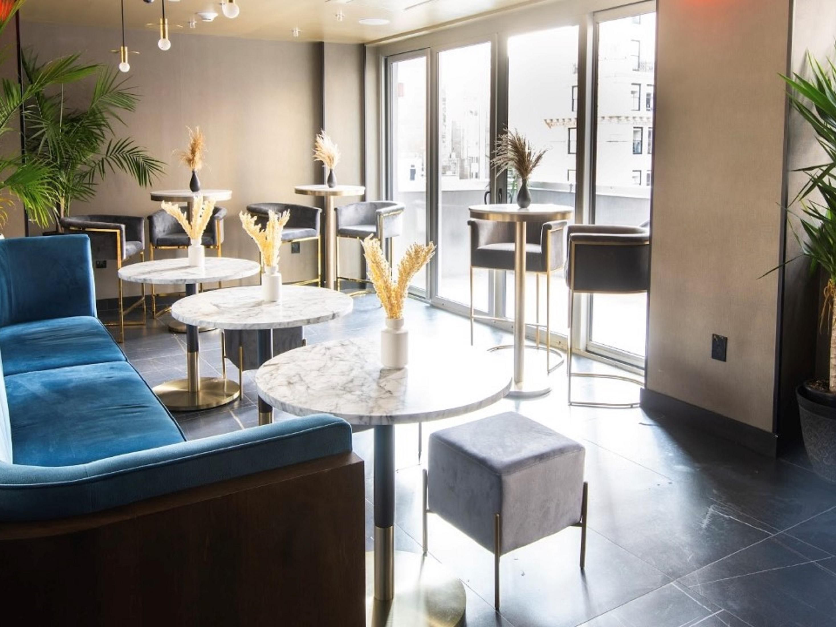 From morning coffee to evening cocktails, indulge in a culinary adventure at our Wall Street hotel. For a quick bite, visit our 24/7 marketplace. Start your day with breakfast and coffee at the Buttonwood Café, then elevate your experience at the Highwater Rooftop Bar, boasting stunning views of the Financial District and Lower Manhattan.
