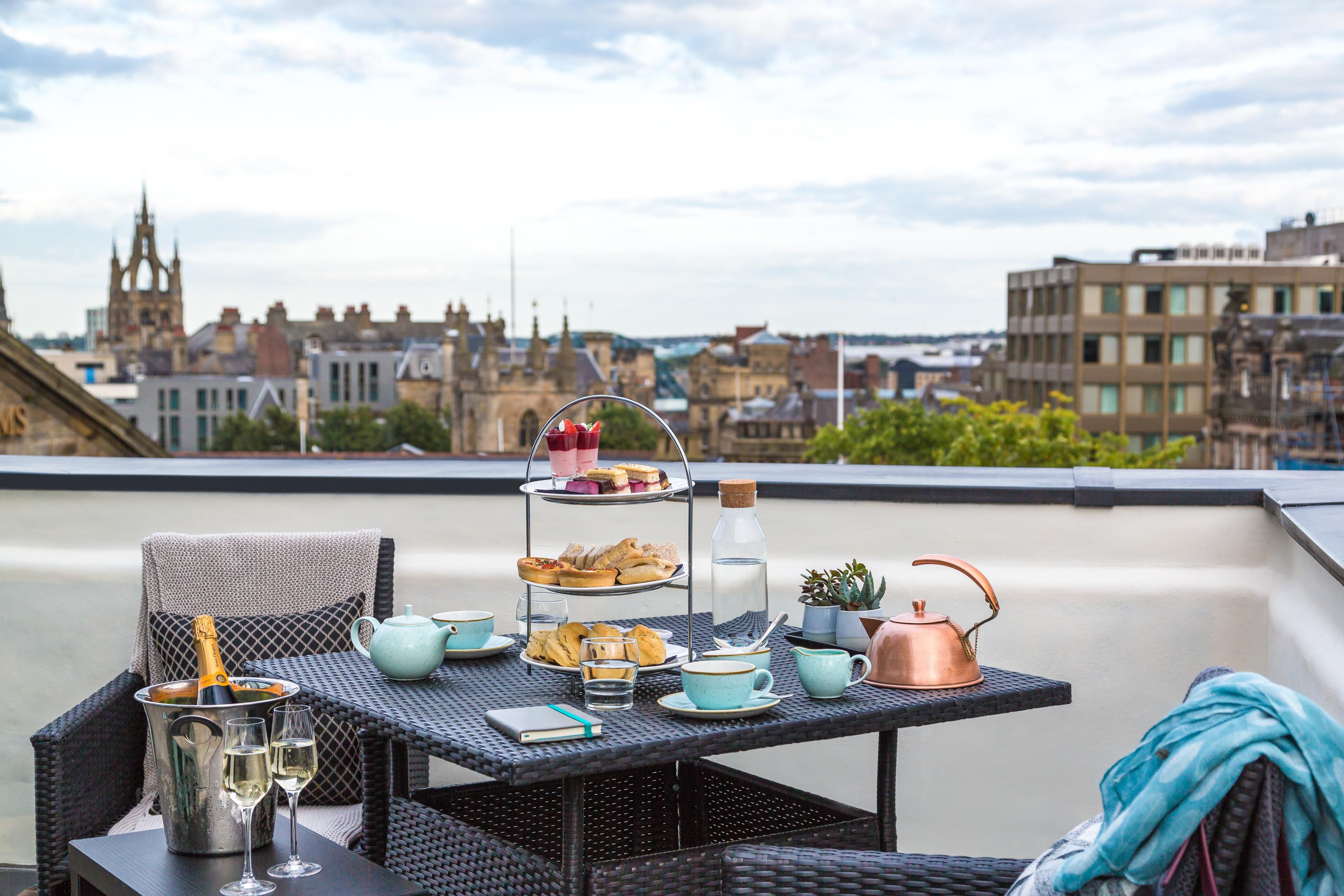 At Hotel Indigo Newcastle, we have a mixture of superior rooms with balconies overlooking the city centre of Newcastle upon Tyne. Take in the impressive skyline of "the Toon", where you will see key landmarks such as the Tyne Bridge, St. Nicholas' Cathedral and St. James' Park, home to Newcastle United Football Club.