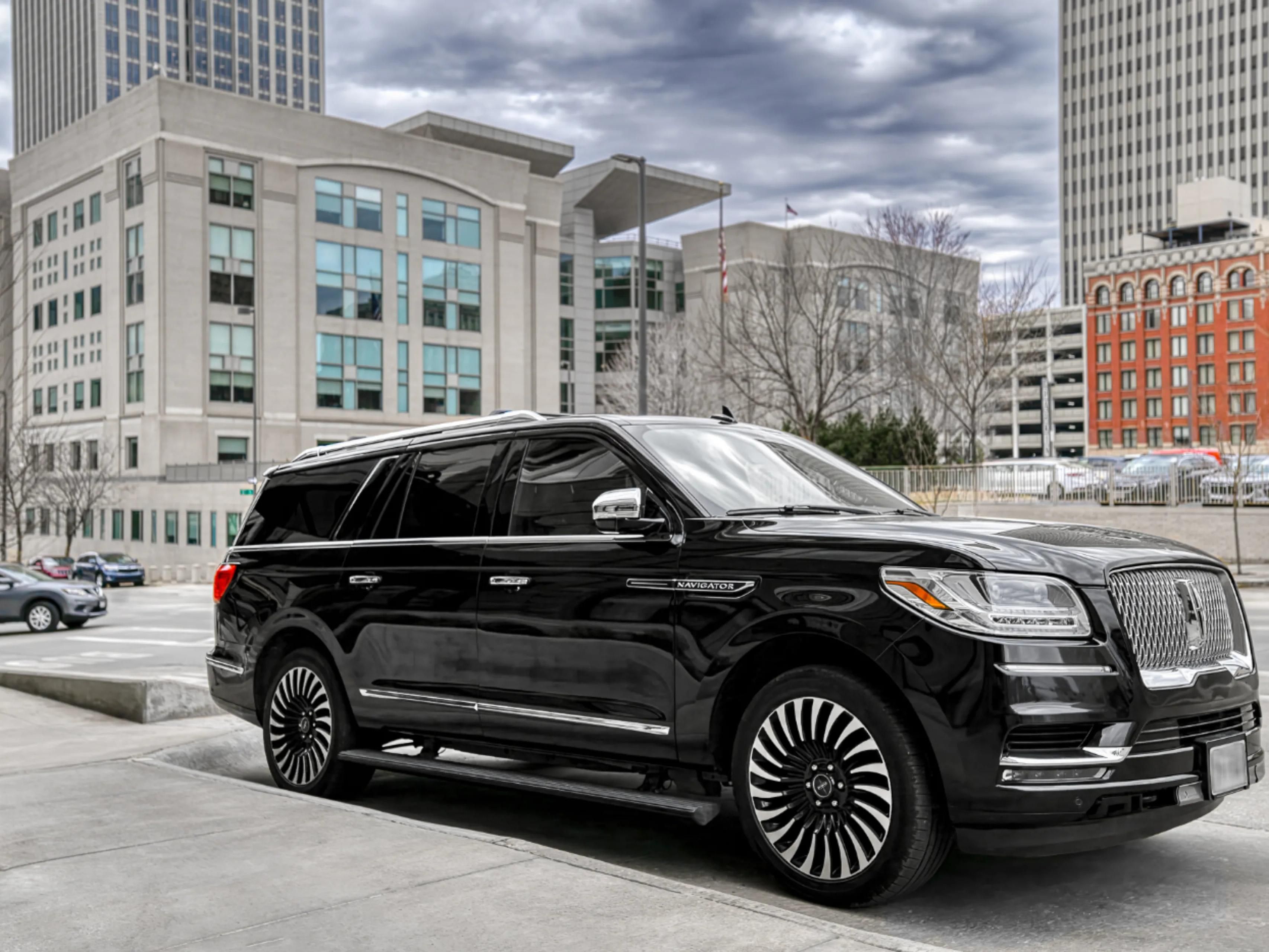 Hotel Indigo Omaha Downtown offers a complimentary black car shuttle service for guests, providing convenient transportation to key destinations such as the Old Market District and Omaha Eppley Airfield (OMA). This service operates daily from 7:00 AM to 10:00 PM 