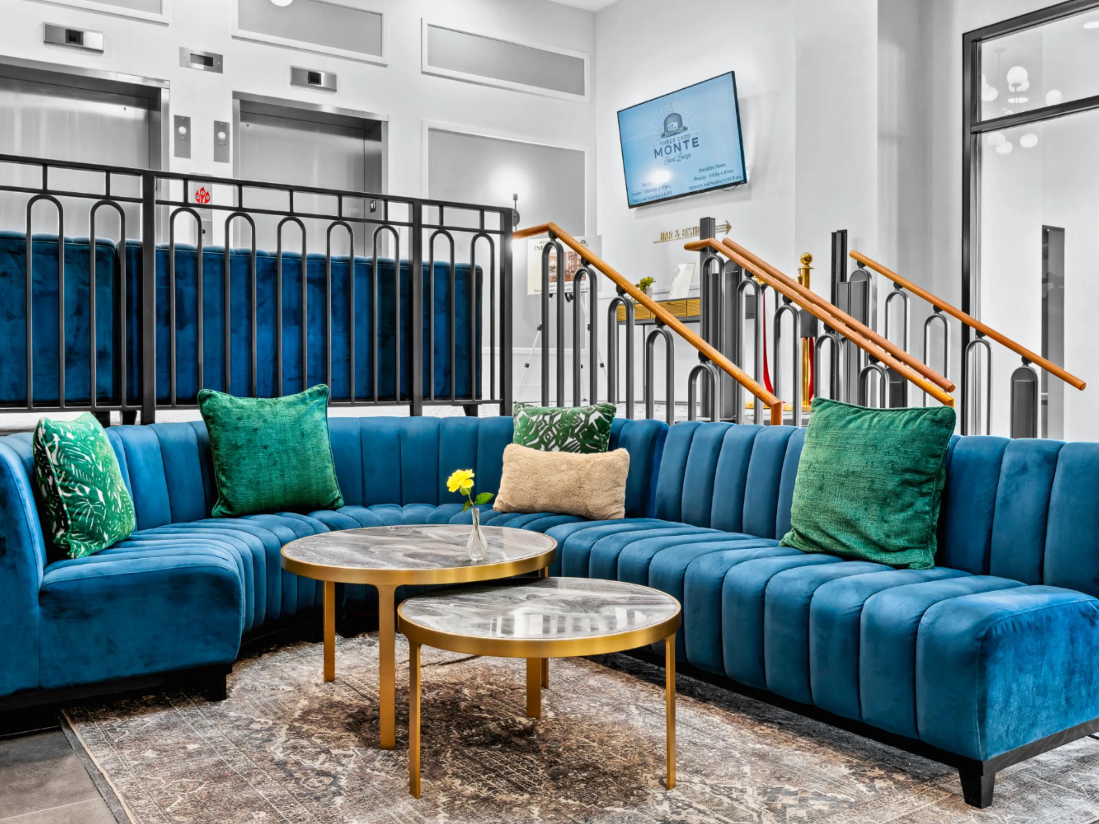 Three Card Monte ist das charakteristische Restaurant mit Bar des Hotel Indigo Omaha Downtown, das klassische Gerichte mit einer modernen, nachbarschaftlichen Atmosphäre verbindet. Es ist zum Frühstück, Abendessen und Cocktails geöffnet und serviert gehobene Hausmannskost und erlesene Getränke in einem herzlichen, stilvollen Ambiente – perfekt, um den Tag zu beginnen, sich vor einer Auszeit zu treffen oder sich nach einem Event zu entspannen.