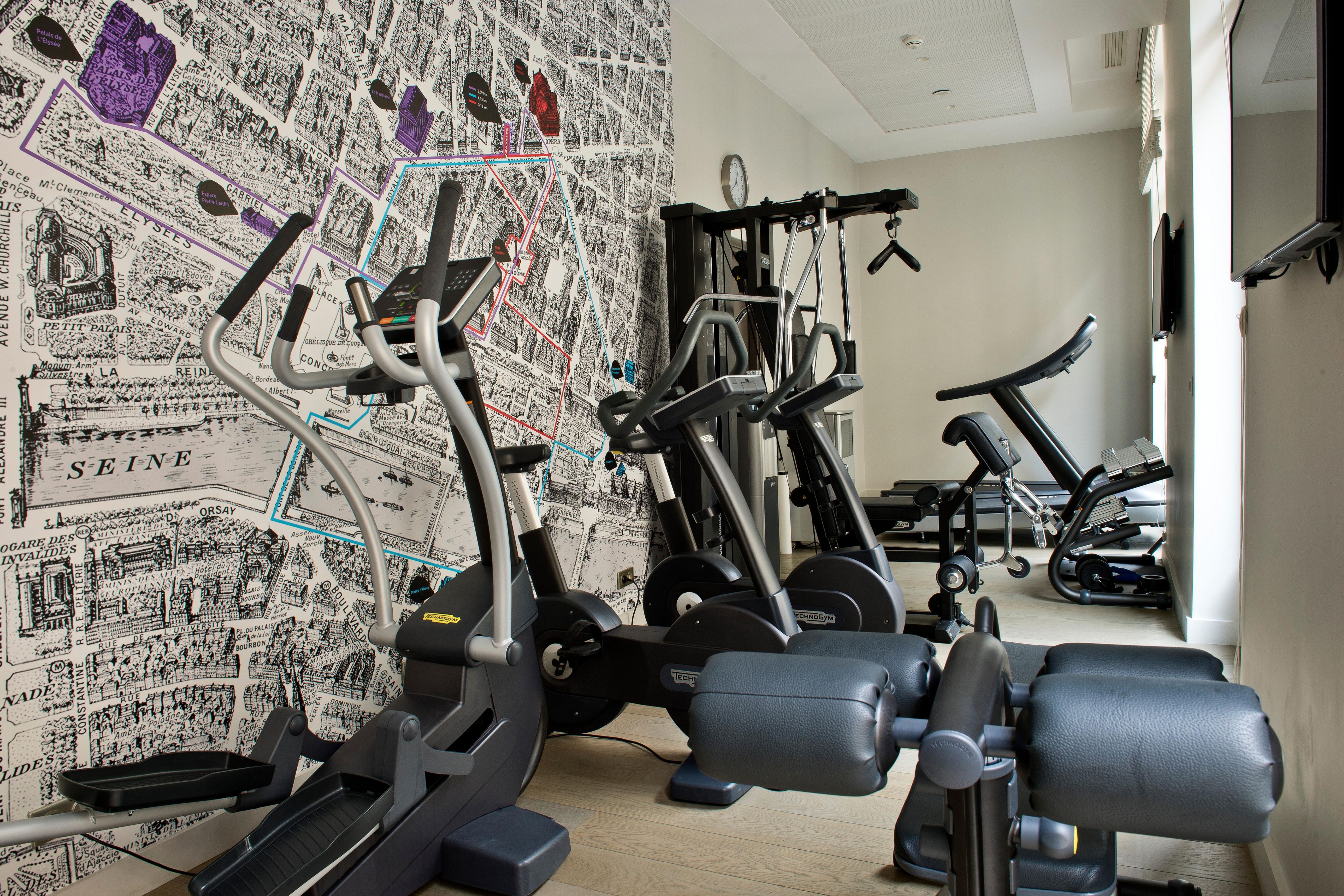 Situé au deuxième étage de l'hôtel à la lumière du jour, venez profitez de nos machines dans notre espace de remise en forme. Cet espace est gratuit pour les clients de l'hôtel à toute heure de la journée.
