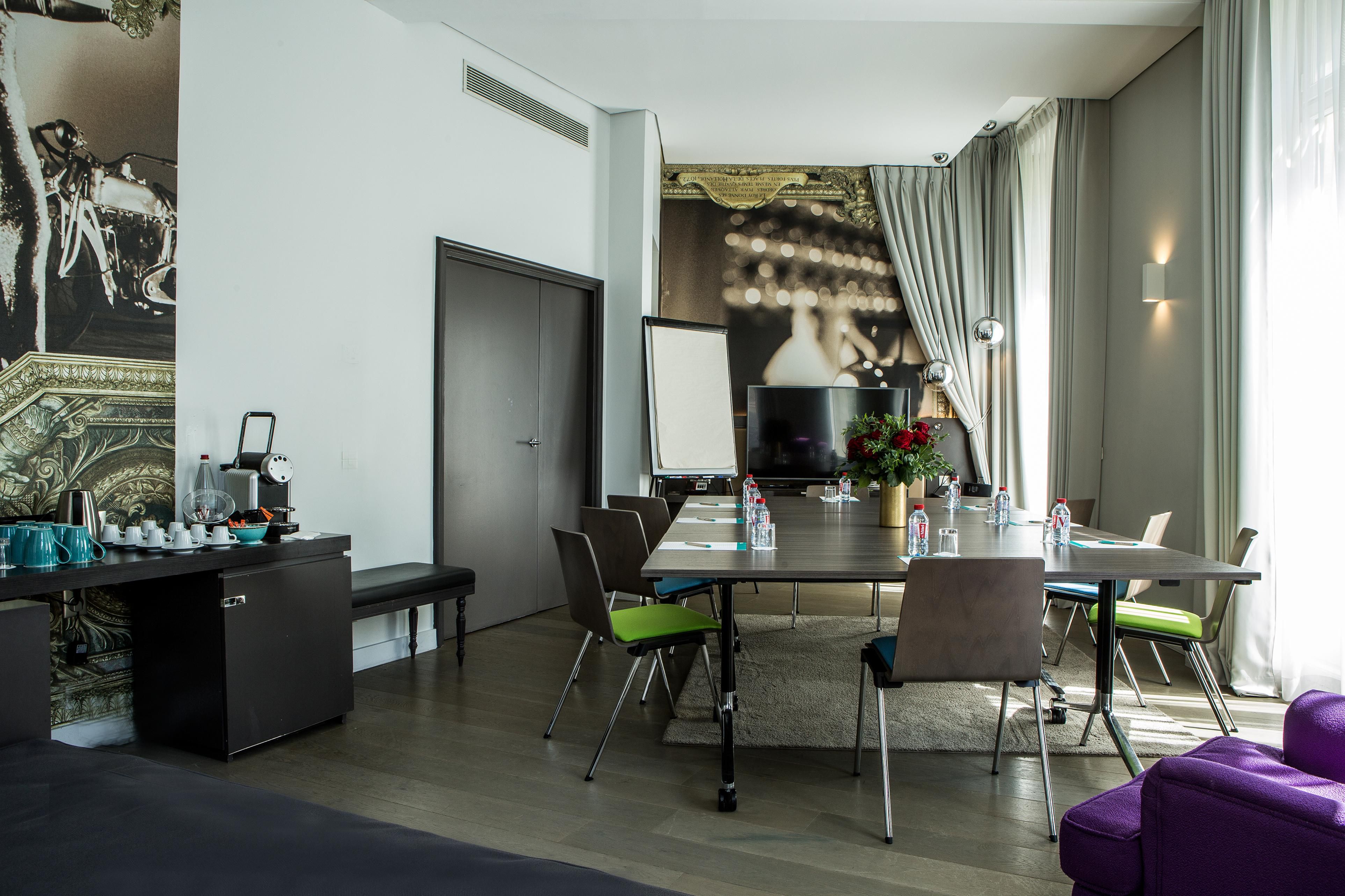 Votre événement créatif sur mesure au cœur de Paris chic. Conçu pour accueillir jusqu'à 15 leaders, notre espace douillet avec lumière naturelle est l'endroit idéal pour une journée productive!