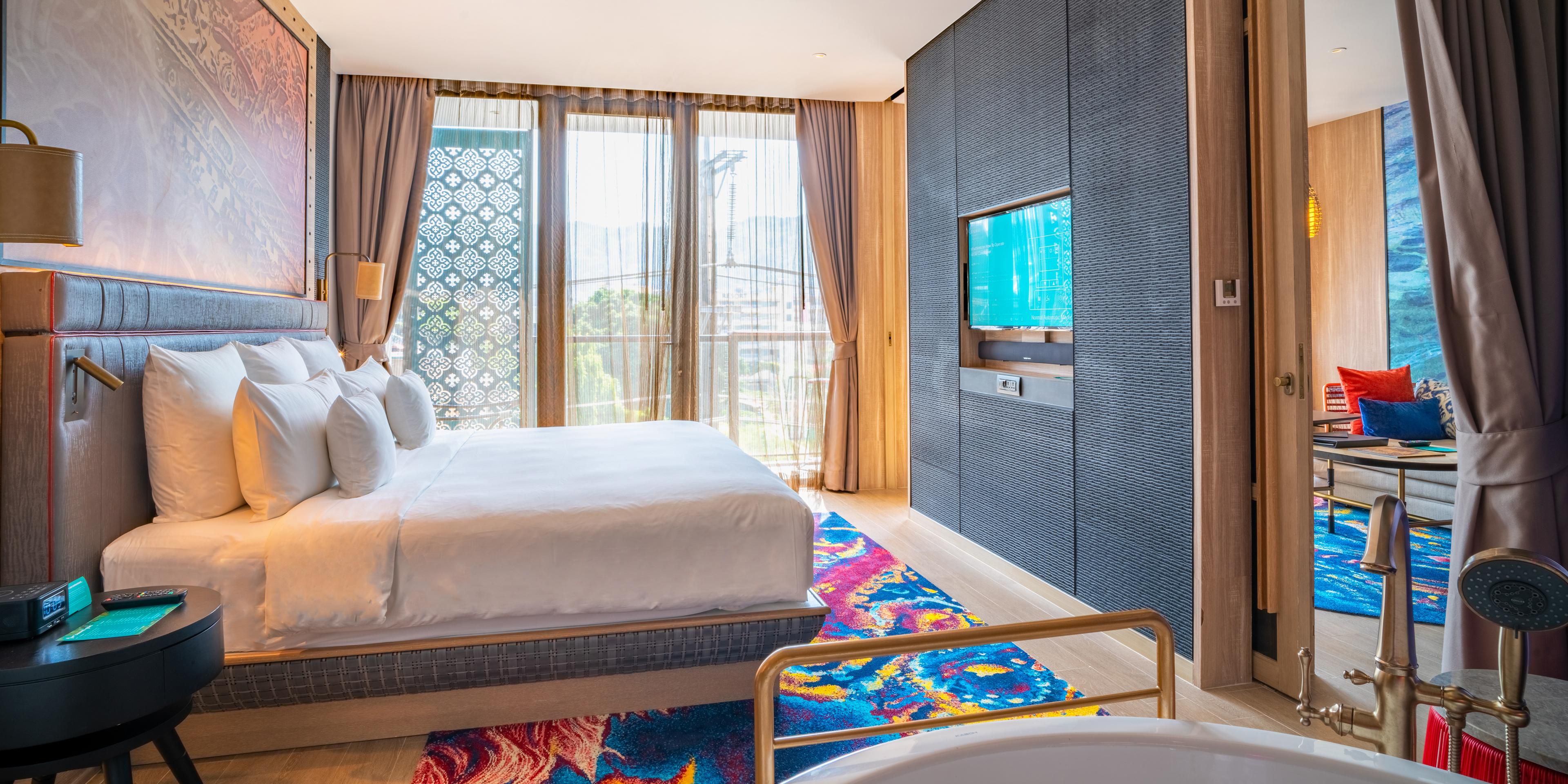 suite privata con letto king e ampia zona giorno separata.