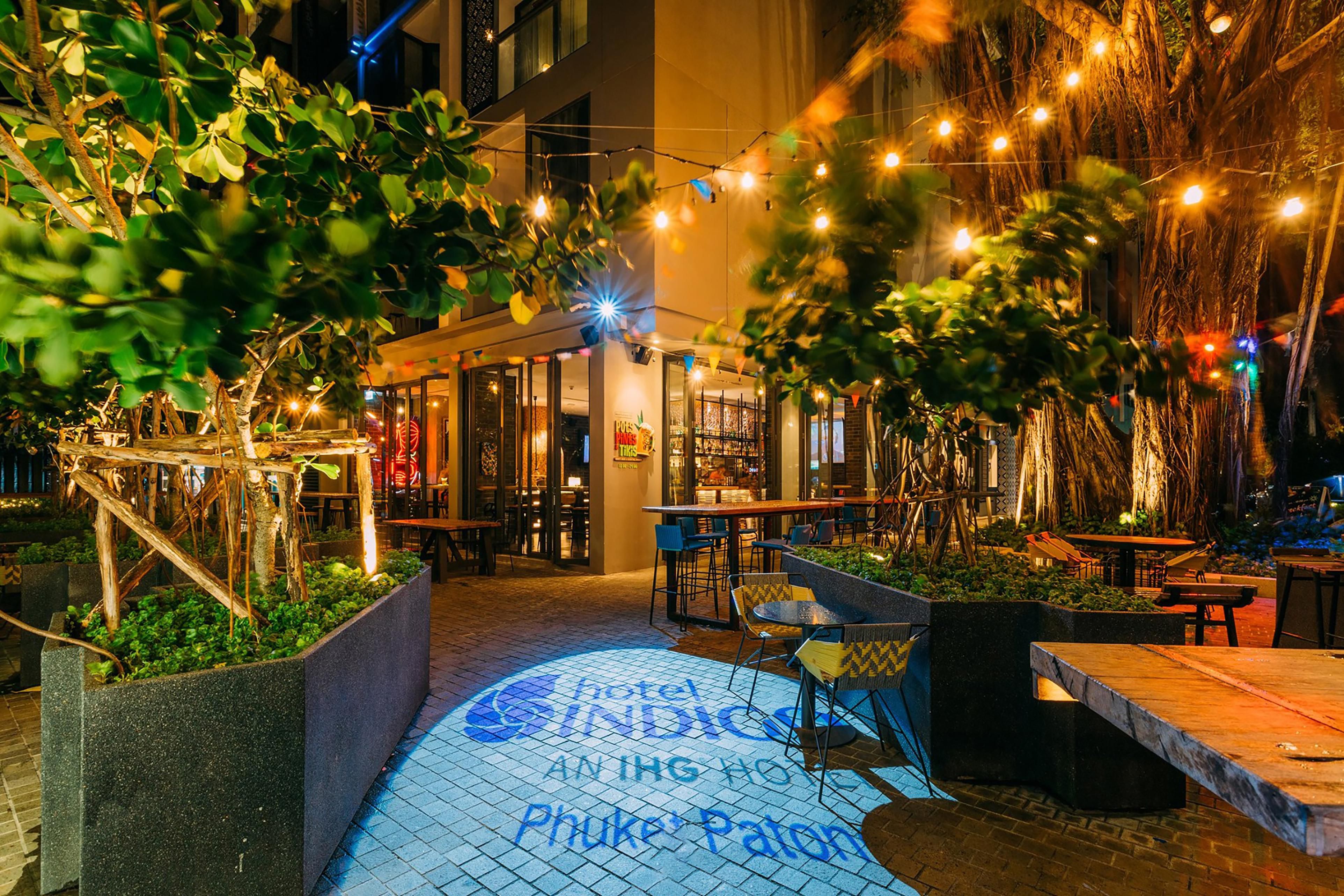 A stylish new addition to the local lineup of the best beach bars in Patong, Pots, Pints & Tikis lets you absorb Patong’s electric atmosphere over a local craft beer or a handmade Tiki cocktail. Happiness comes in glasses! Chill out with creative cocktails and signature drinks.