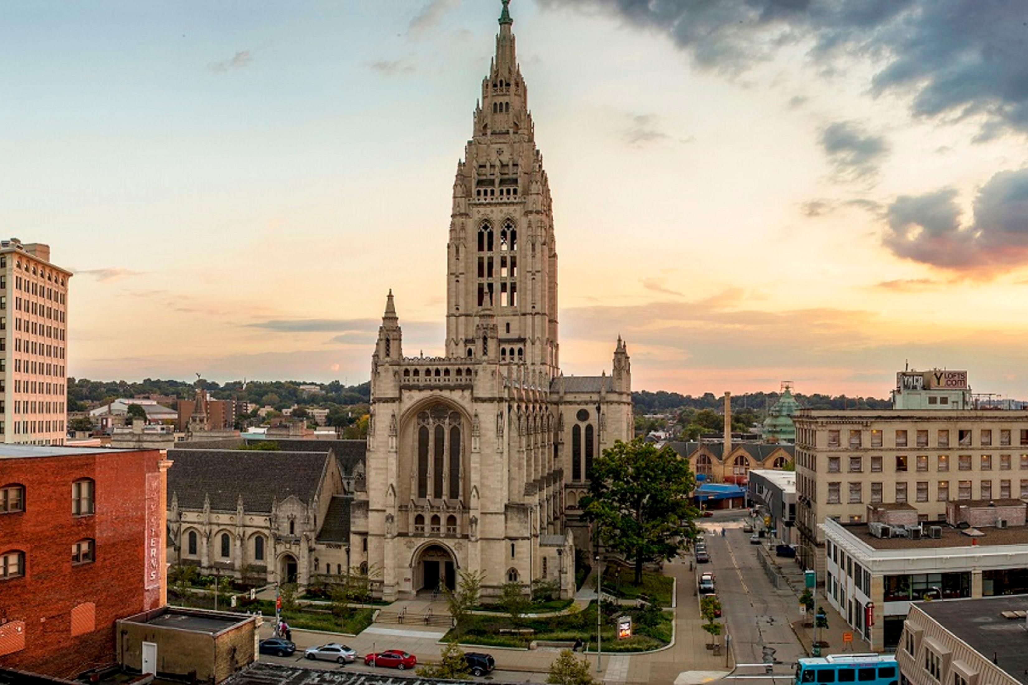 Guests can discover an exciting food and beverage scene at one of the many local eateries or delve into a vibrant art, theater and music community. Collegiate experiences at CMU, Pitt and Chatham University or attractions like the Pittsburgh Zoo, Phipps Conservatory, Heinz Field, PNC Park, PPG Paints Arena are just minutes from our door. 