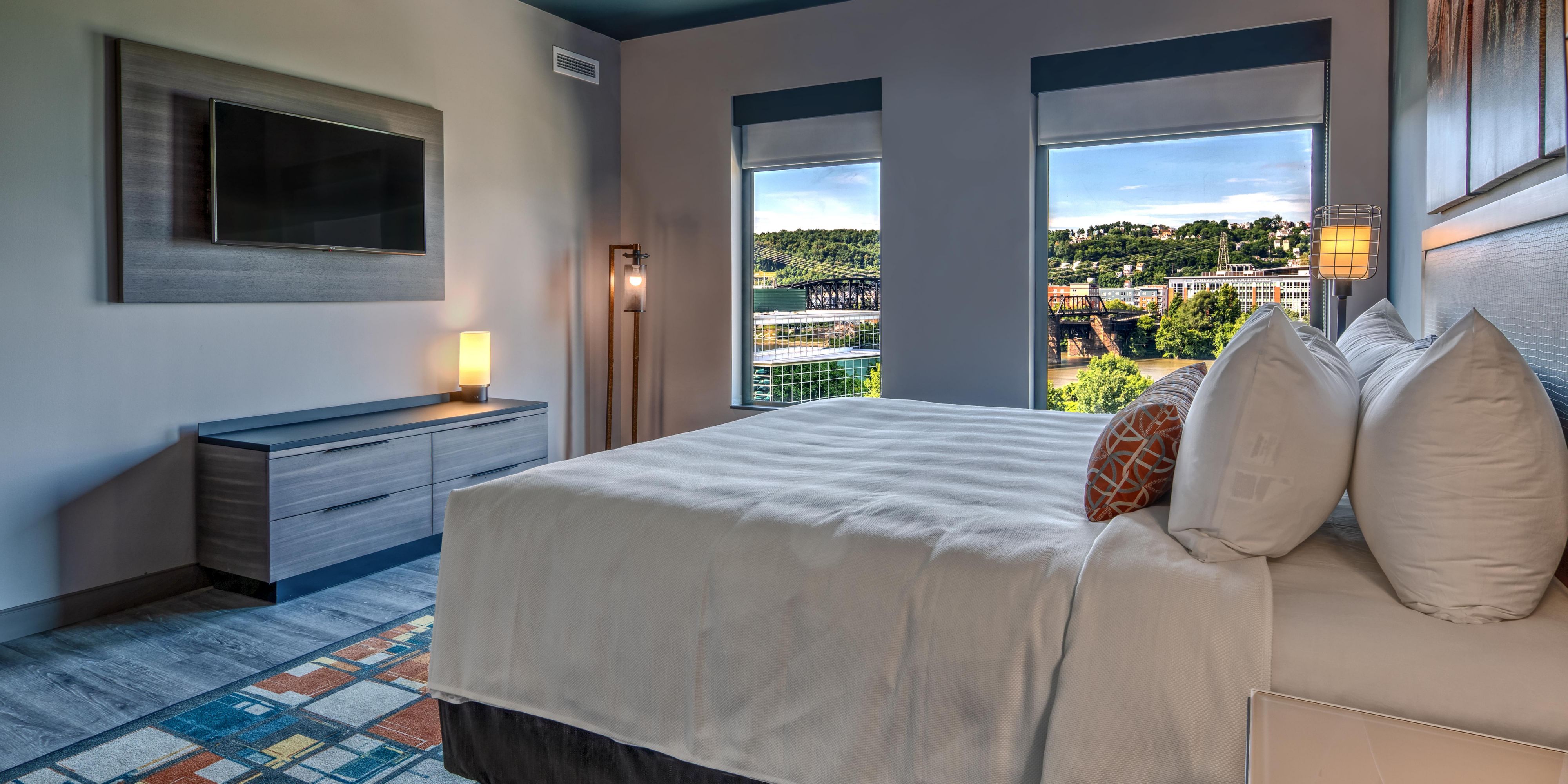 Spacious hotel rooms in Pittsburgh located near top attractions 