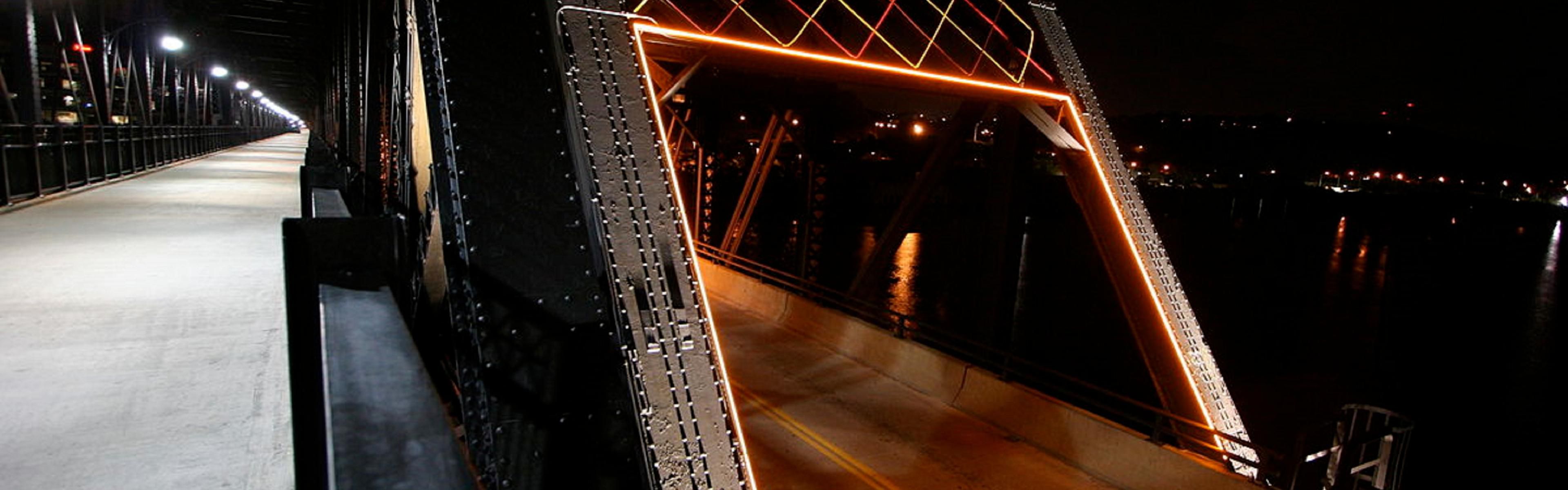 Pitts Hot Metal Bridge di malam hari diterangi oleh Hotel Indigo Pitts Univ