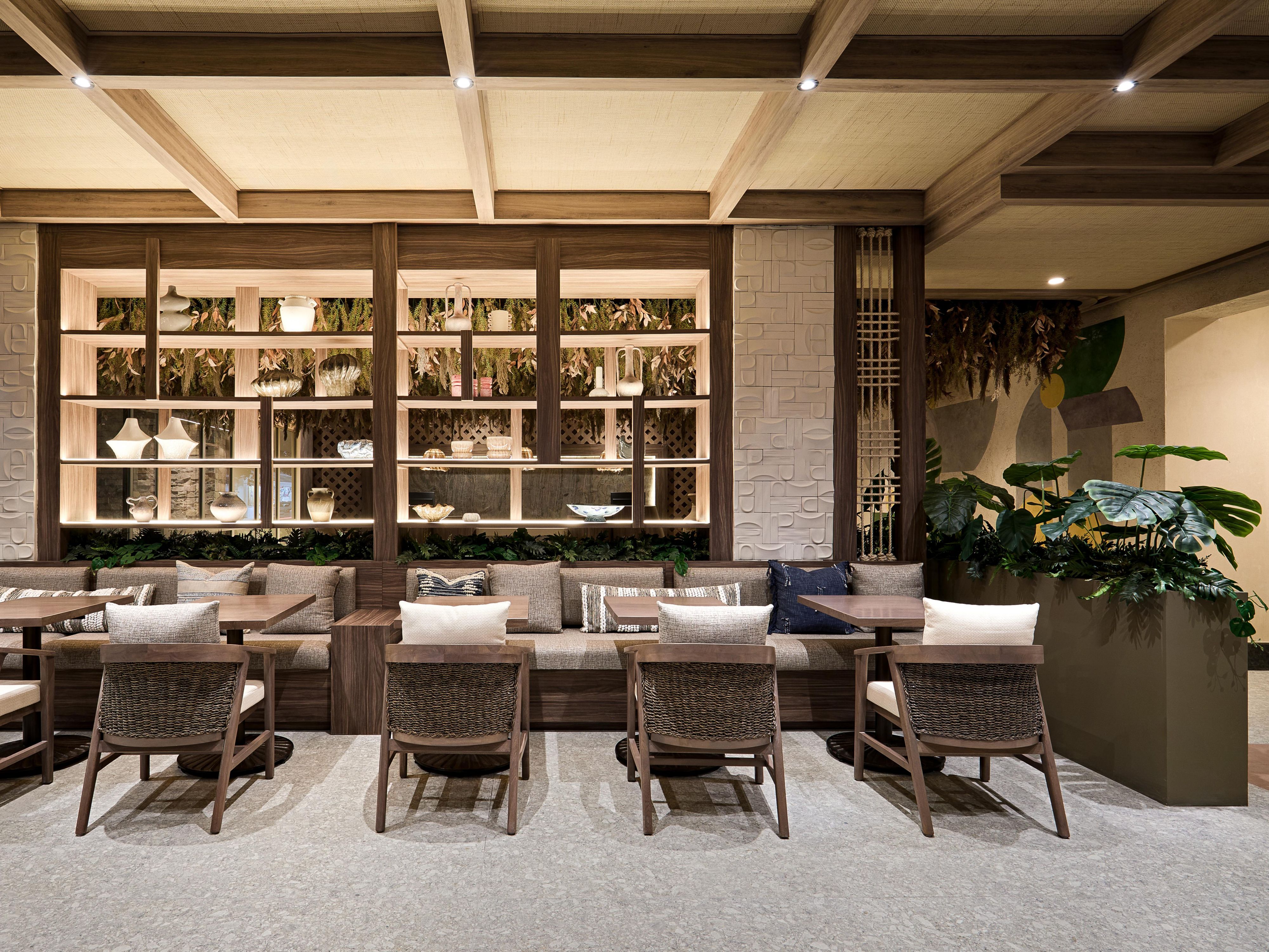 Nuestro restaurante en Hotel Indigo Playa del Carmen fusiona lo mejor de la cocina local con un enfoque contemporáneo. A solo unos pasos del lobby, es el lugar ideal para disfrutar de desayunos, comidas o cenas en un entorno elegante e inspirado en el arte de la Riviera Maya.