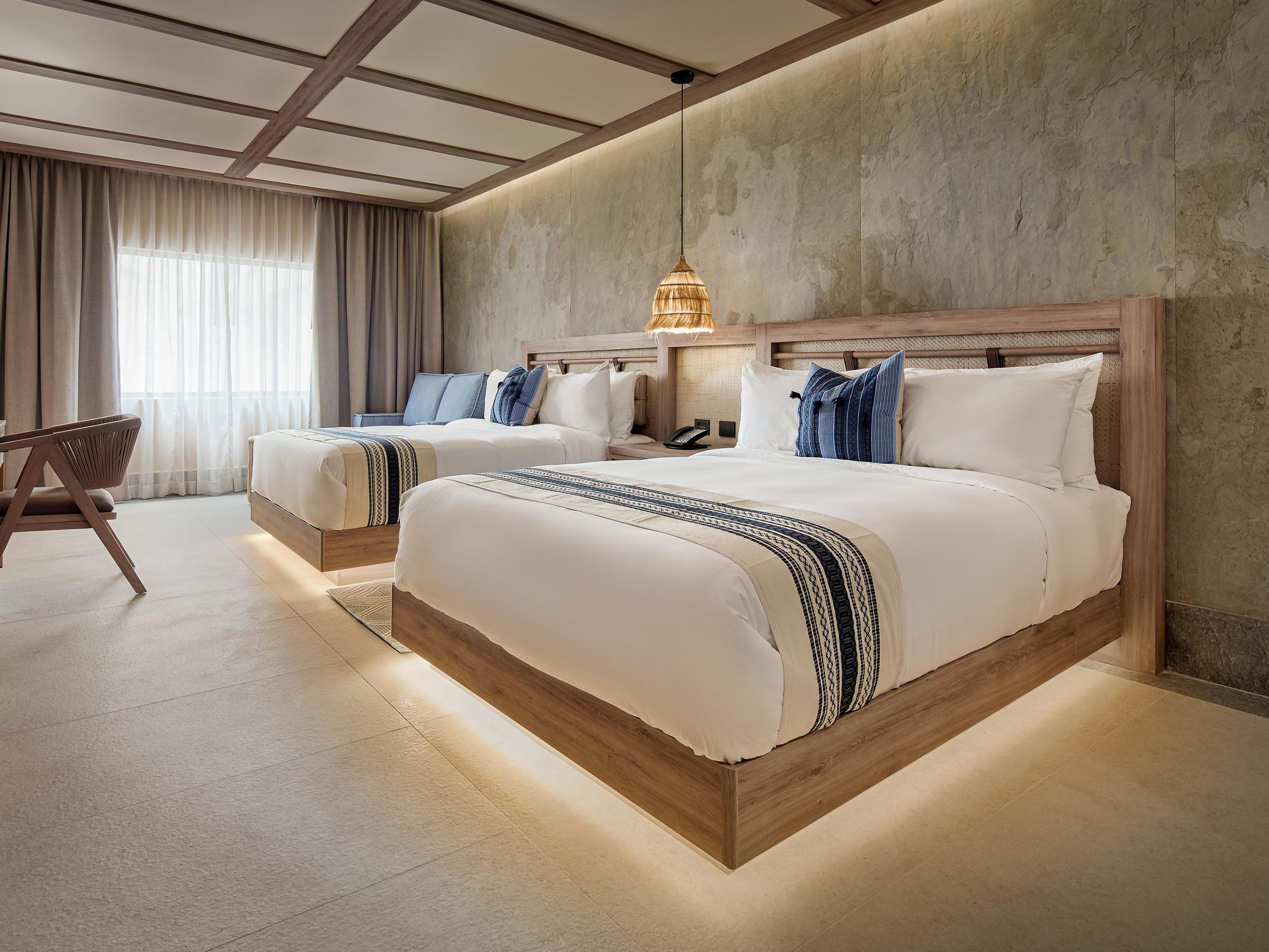 Nuestras habitaciones pet-friendly reciben a tus compañeros peludos con comodidad y cuidado. Algunas se ubican en el nivel inferior y cuentan con terraza privada, ideal para descansar al aire libre. Incluyen cama para mascota, recipiente para agua y detalles pensados para que todos se sientan como en casa.