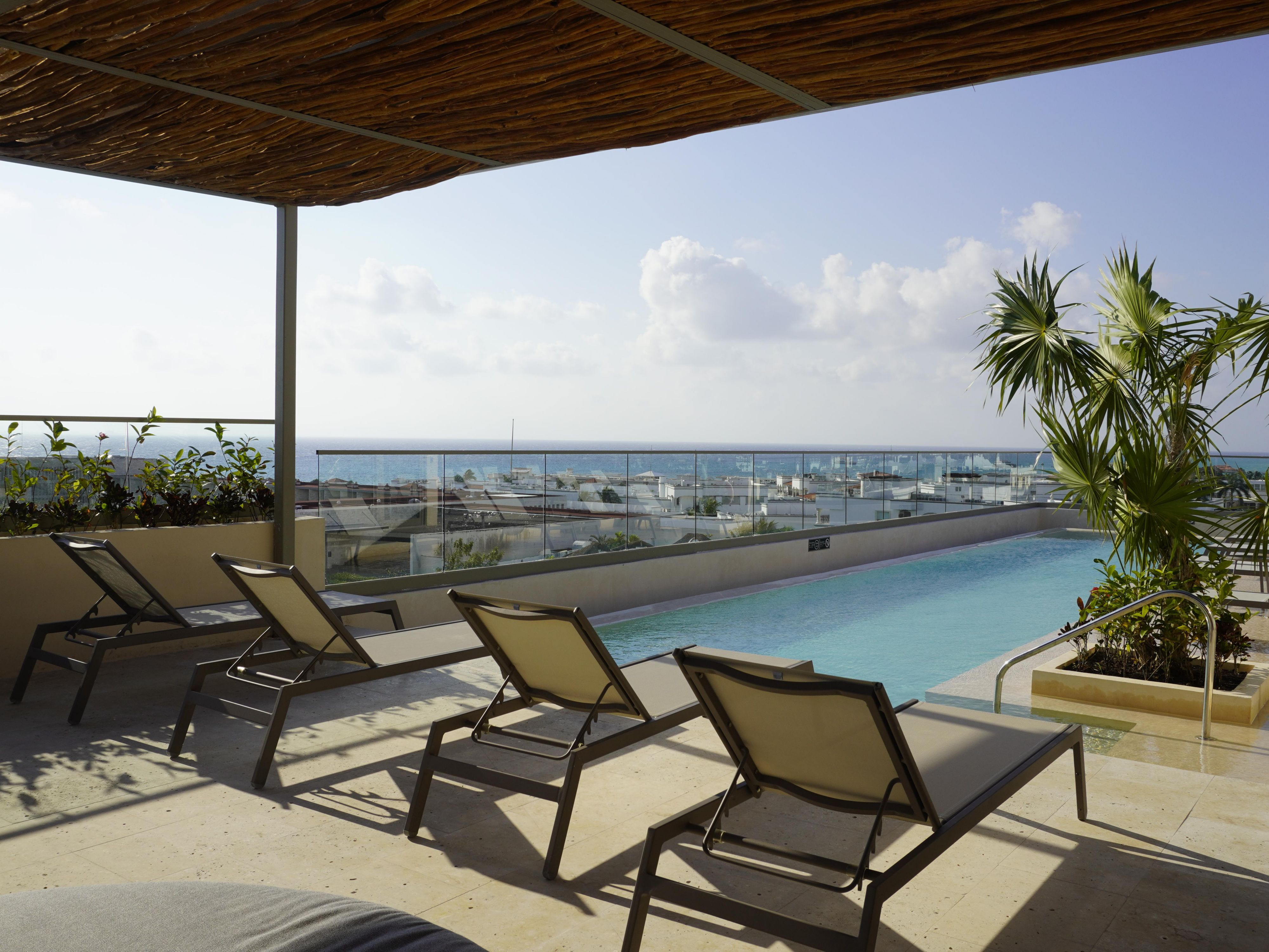 Indigo Rooftop ofrece un vibrante espacio al aire libre con vistas panorámicas de Playa del Carmen. Ideal para bodas, cócteles o momentos de relajación después de la playa, esta azotea combina estilo local y sofisticación, creando experiencias únicas sobre la ciudad.