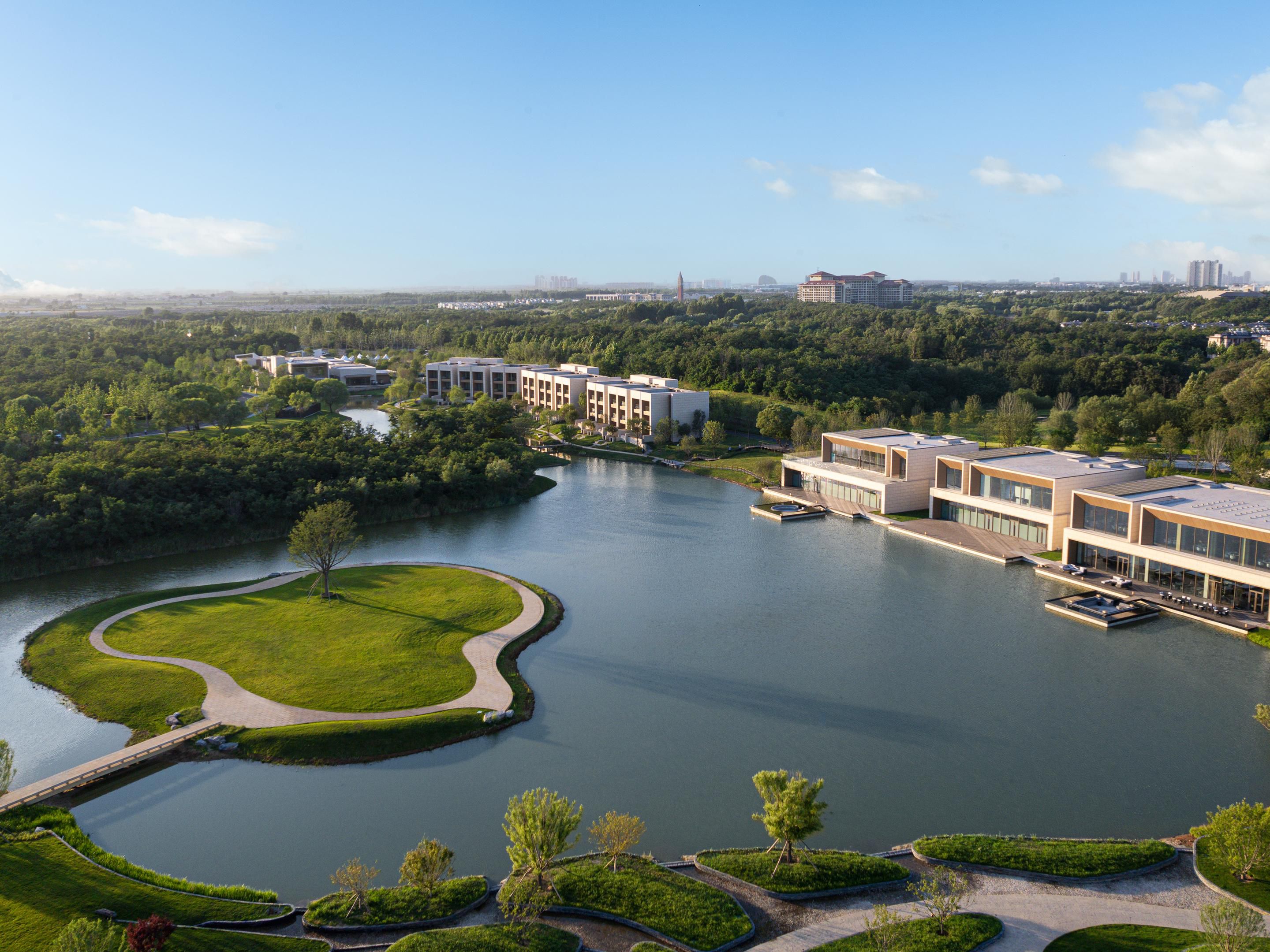 Hotel select properties team up with great local partners to offer a whimsical variety of offsite meeting settings at the heart of the local action. Whether it’s the secluded beaches, lawns or Neighborhood Lounge, we make it easy to host your event there and stay with us – the best of both worlds.