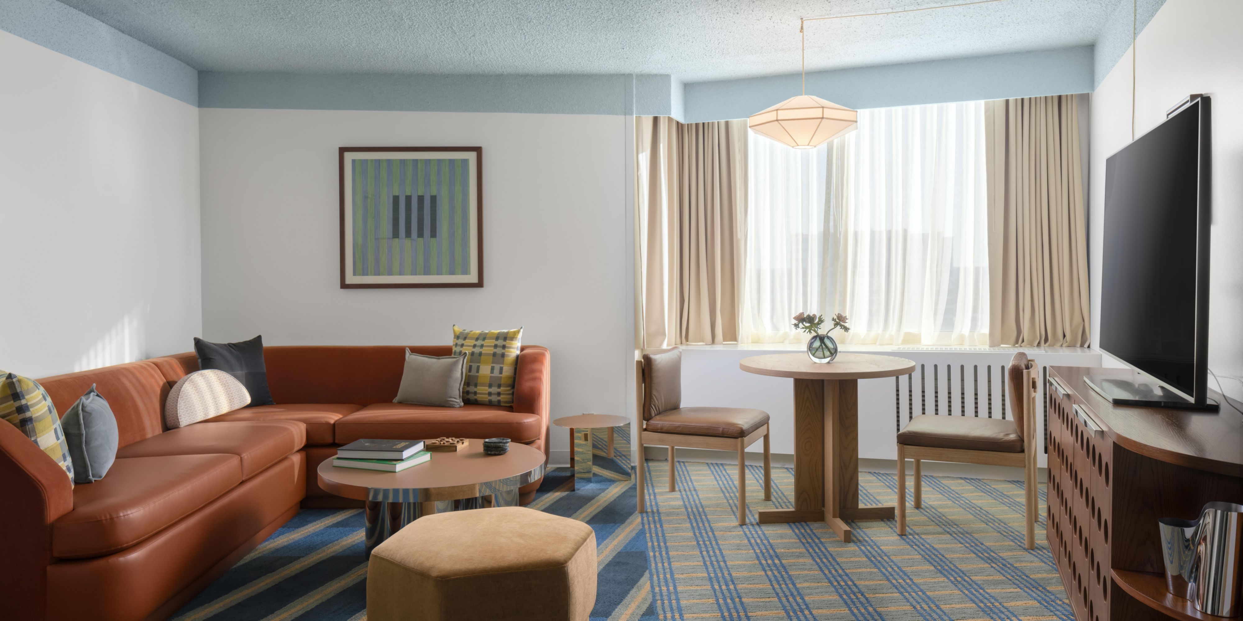 King Suite Living 