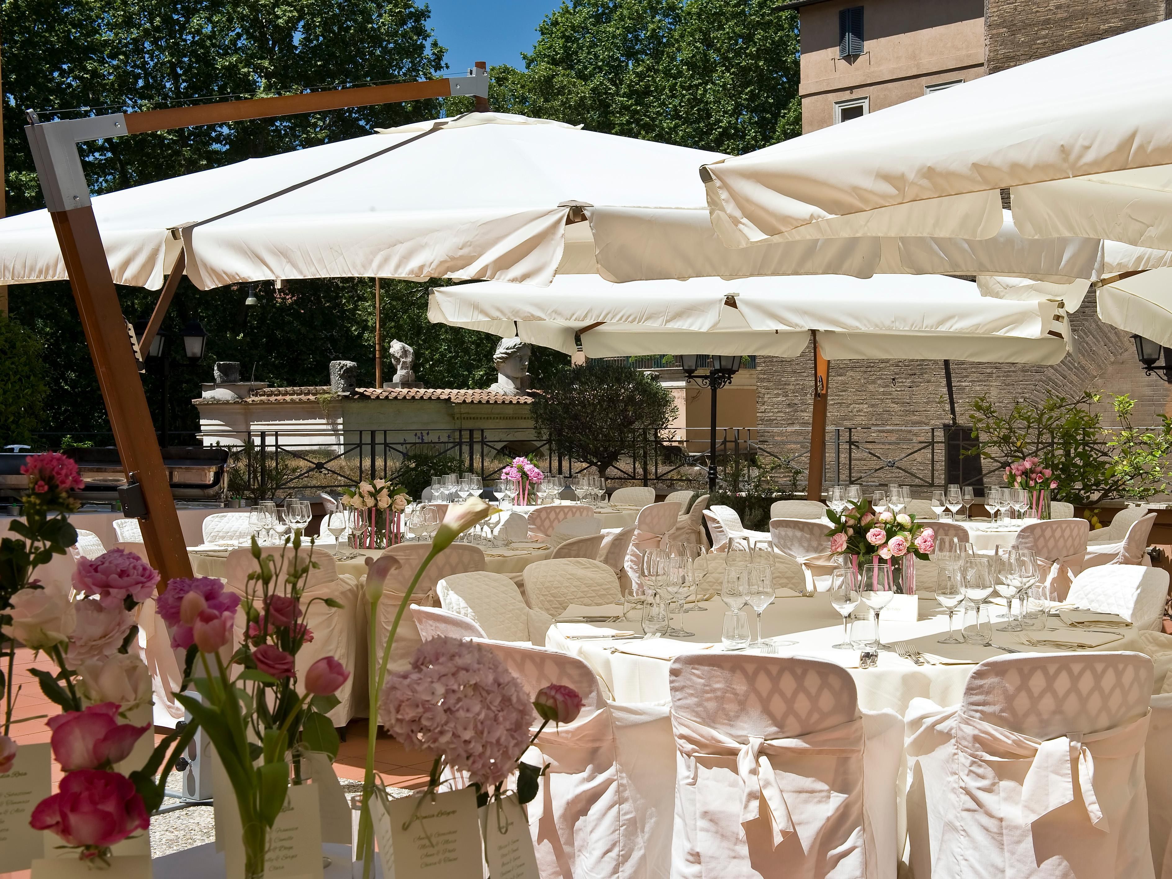 Our restaurant offers original solutions and flexible spaces for any event, whether it be a special occasion celebration, a gala dinner, or a business lunch. In summer, the amazing outdoor spaces such as the internal courtyard and mezzanine terrace offer the opportunity to enjoy Rome's pleasant temperatures.
