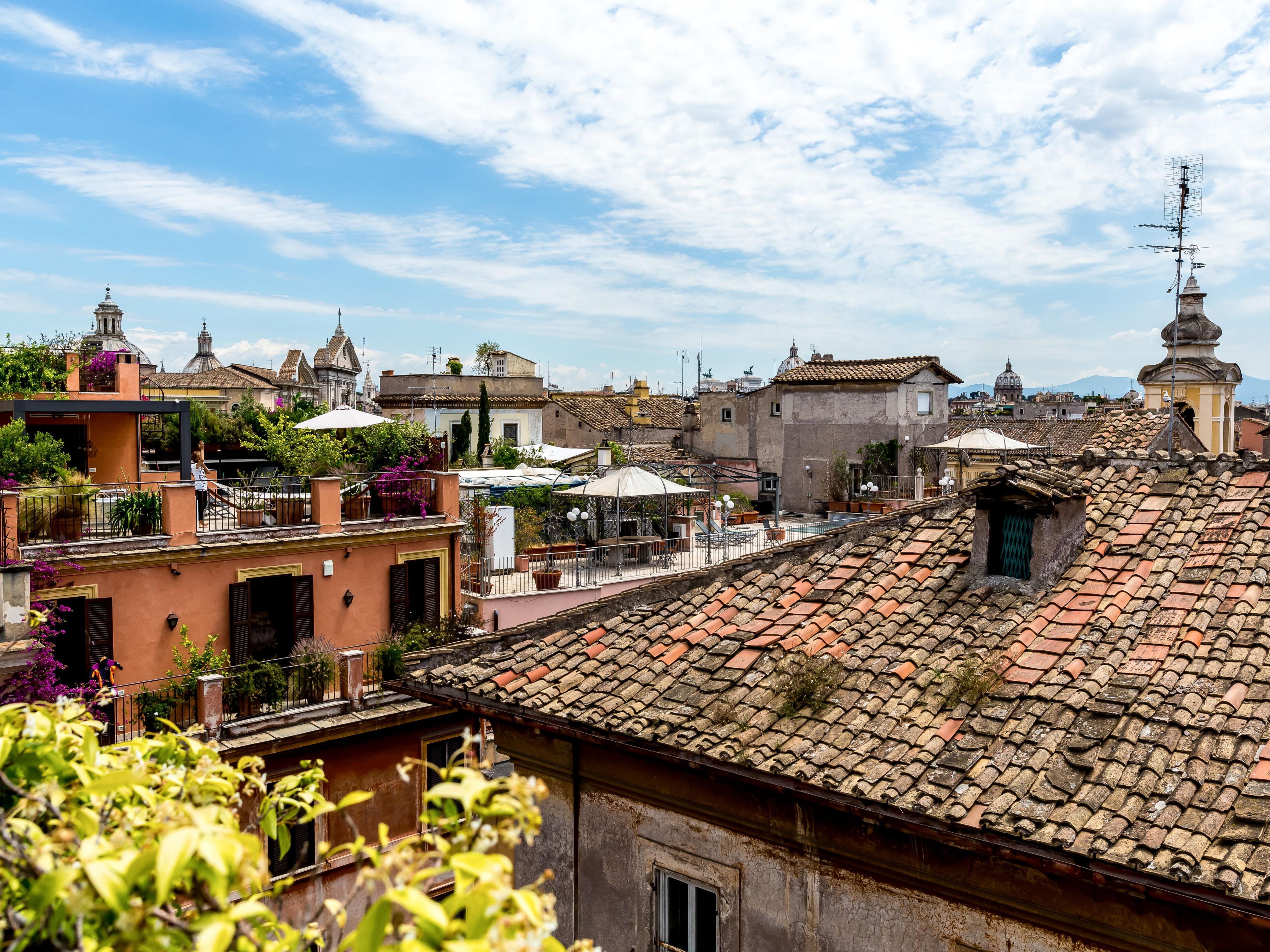 Having the chance to admire Rome from the top is definitely one of the most suggestive emotions: its roofs, terraces, domes and magnificent monuments remind of an ancient past of Caput Mundi. During summer I Sofà Bar move to the Roof Terrace, the perfect spot to contemplate a sunset with a 360° view of the Eternal City.