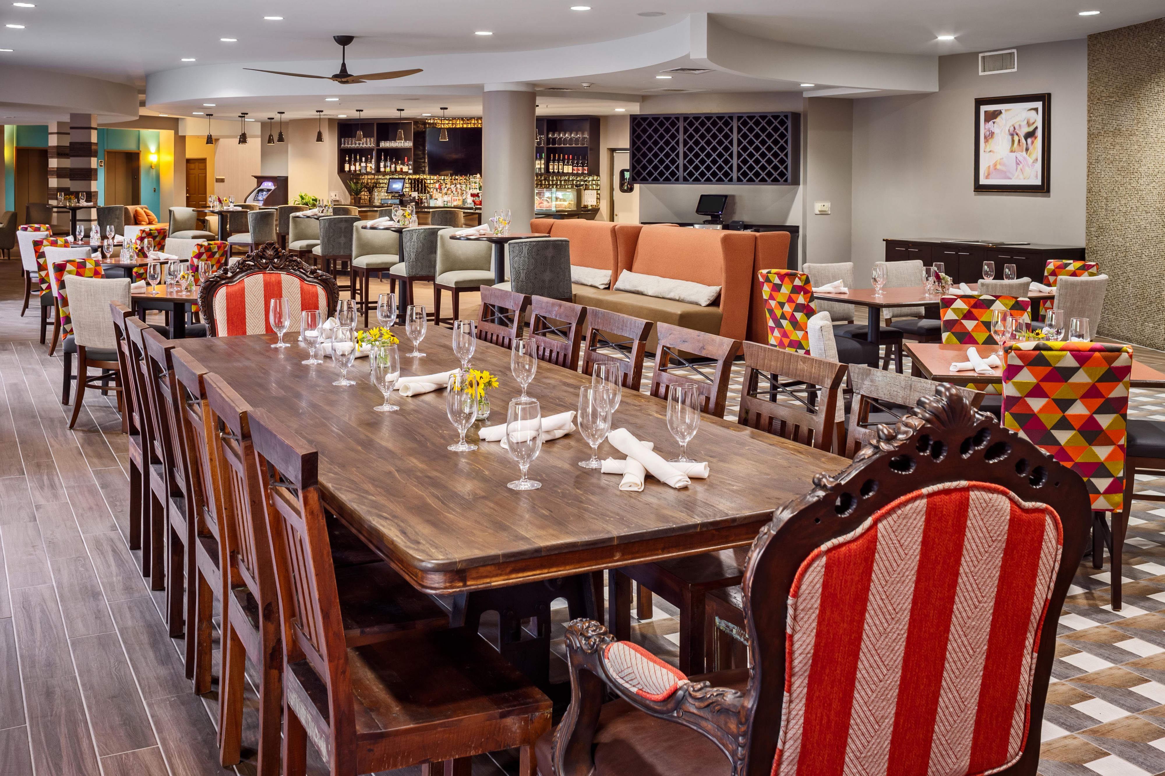 Fuel up for the day with breakfast at Fresca's restaurant.  Enjoy a drink in the hotel bar after a day of sightseeing and fun on the Riverwalk.