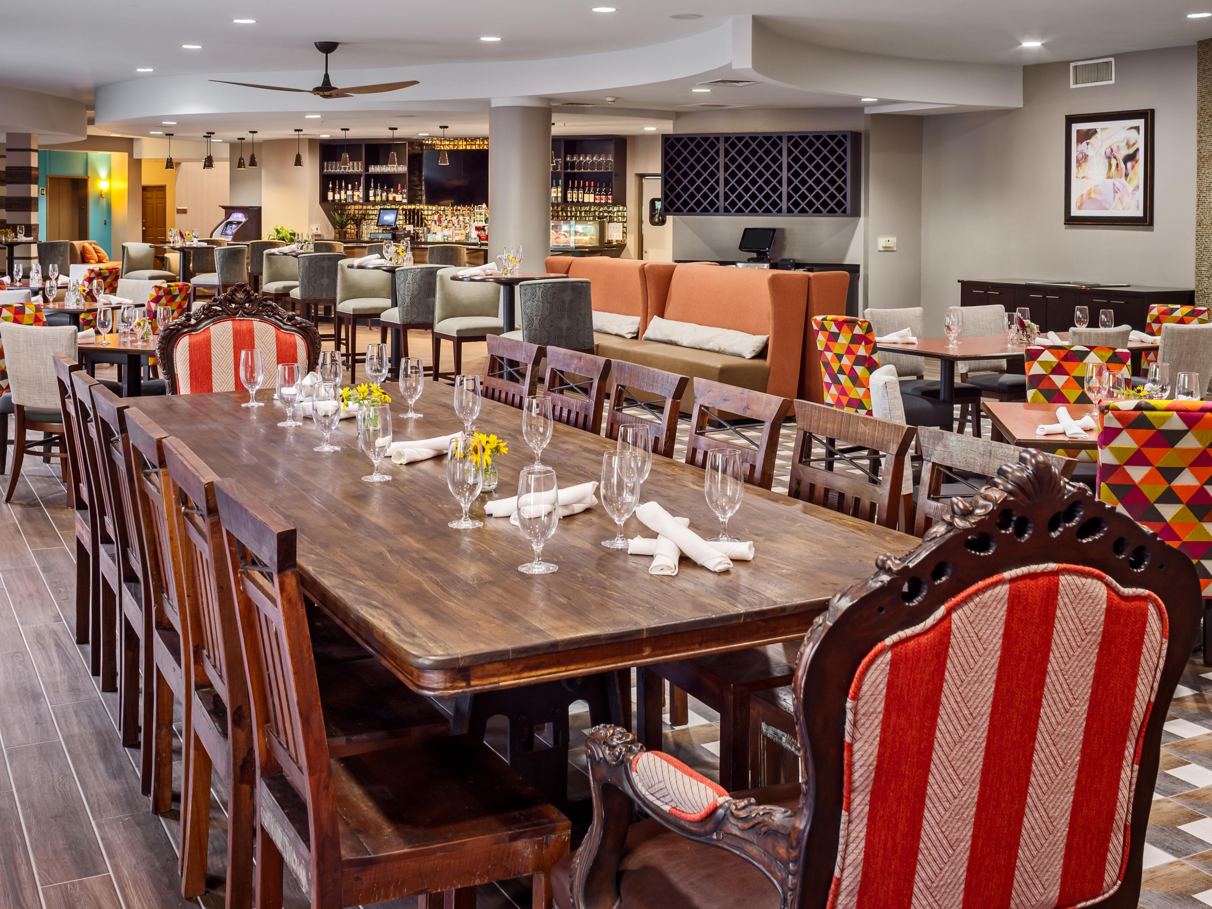 Fuel up for the day with breakfast at Fresca's restaurant and then after a day of sightseeing and fun on the Riverwalk, stop by the hotel bar and enjoy a crafted cocktail.