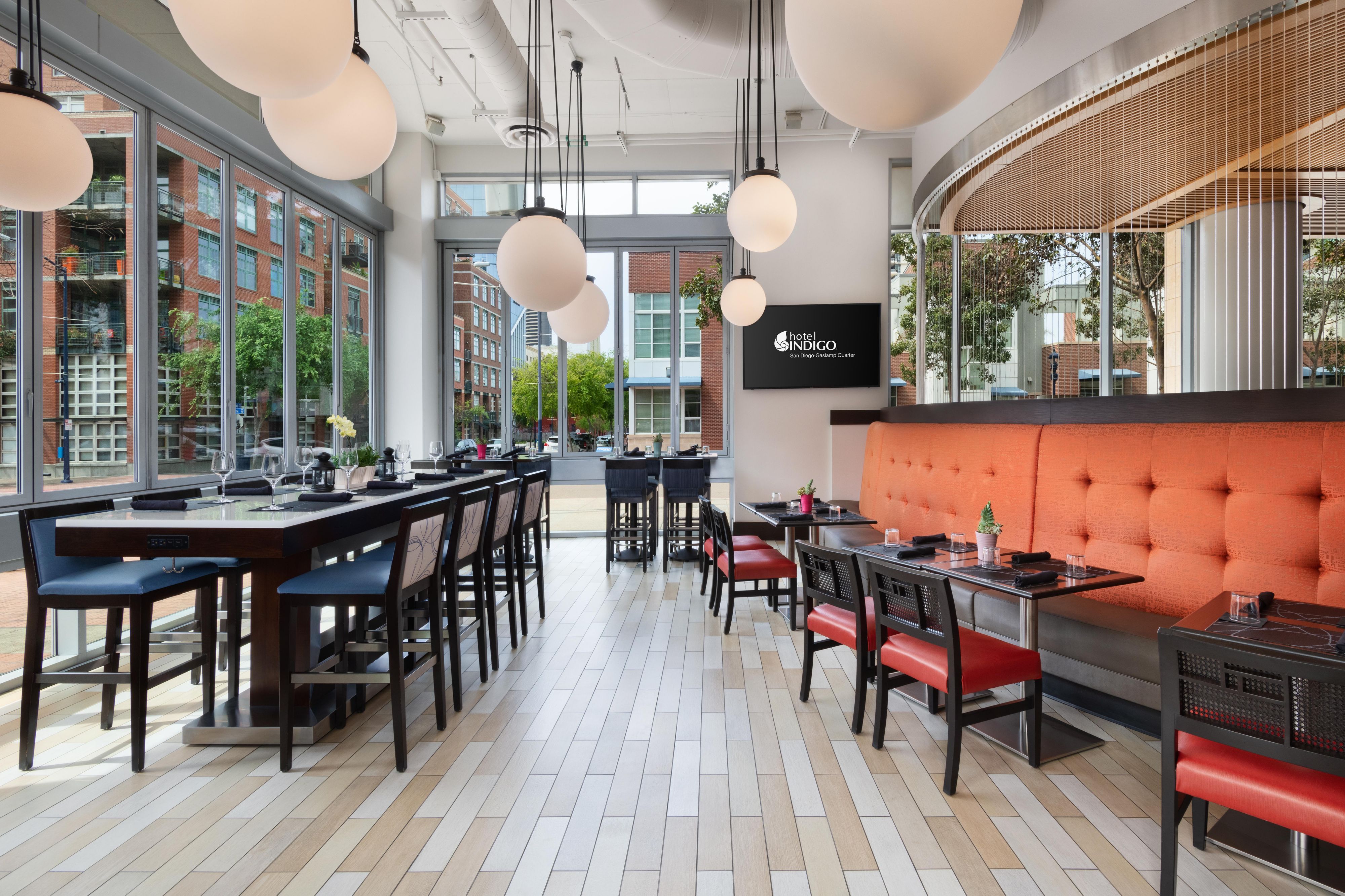With 1,475 square feet of bright restaurant and bar space, Table 509 is an excellent setting for parties, rehearsal dinners, and company celebrations.
