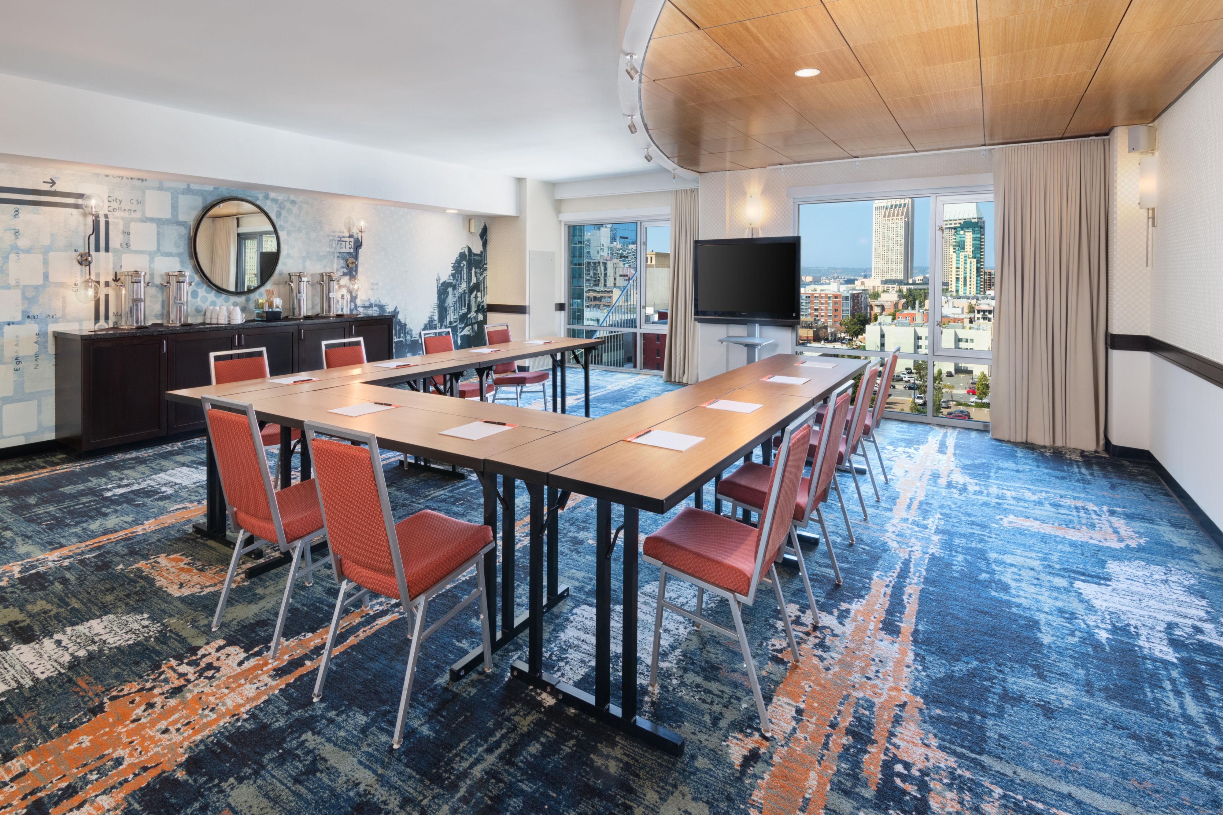 With 780 square feet of stylish meeting space, the Nautilus Room is perfect for board meetings and small-scale gatherings.