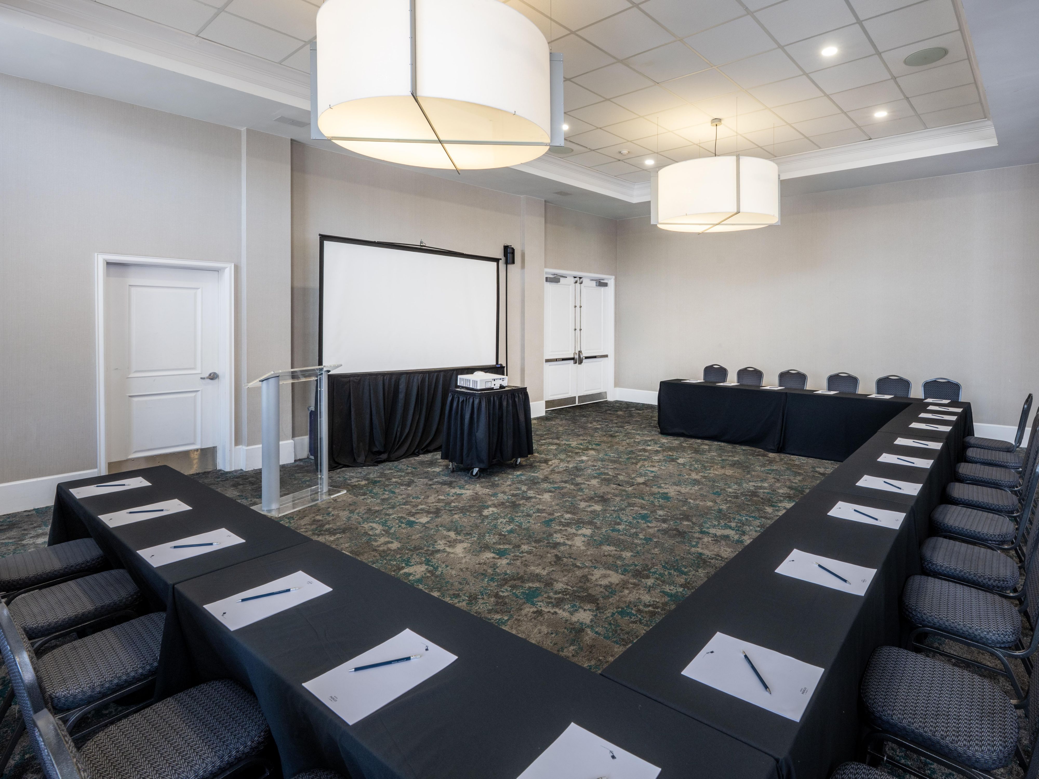 Share ideas with a screen and flip charts at hand.