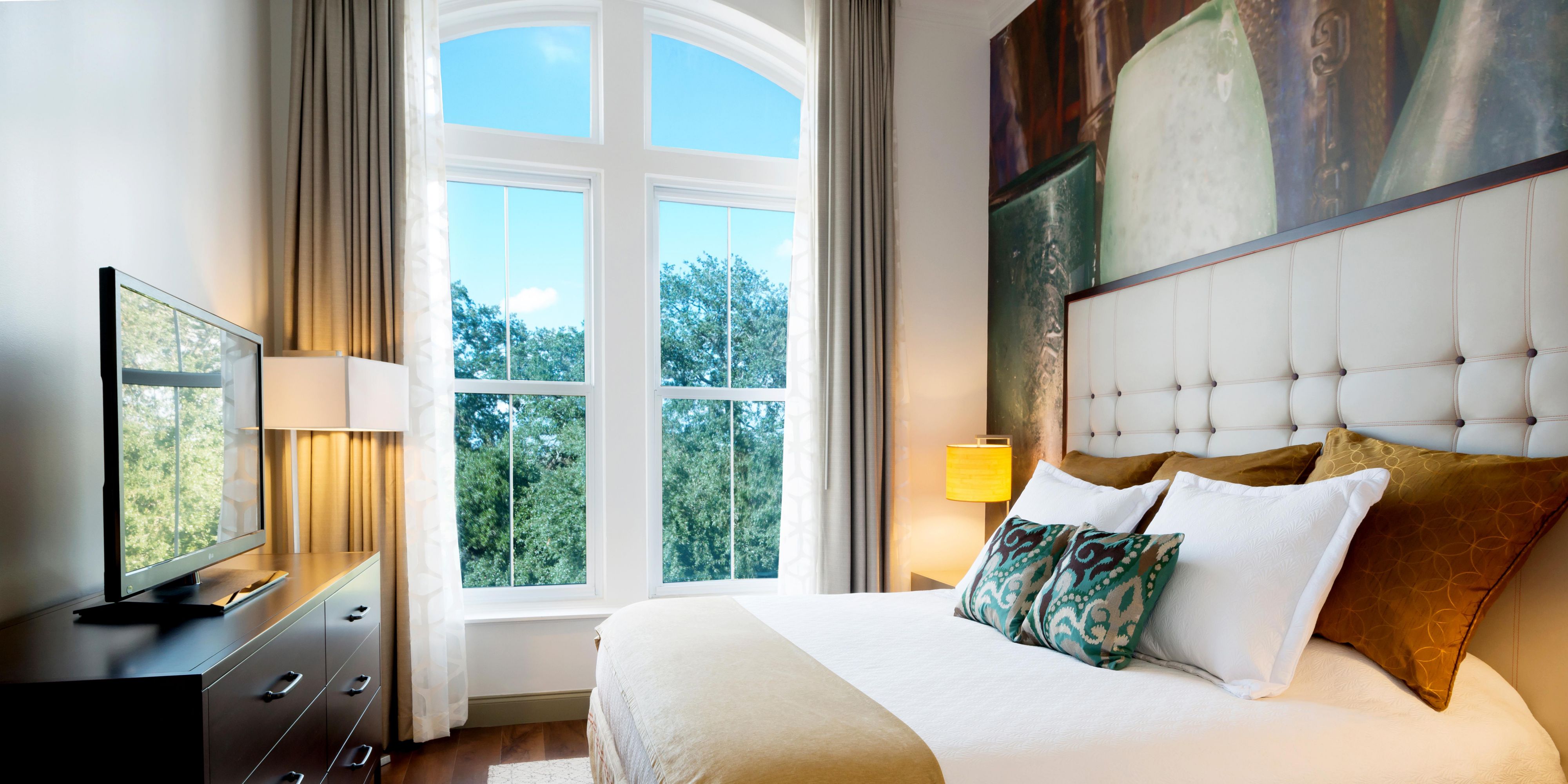 Hotel Indigo Savannah Historic District Suite Bedroom