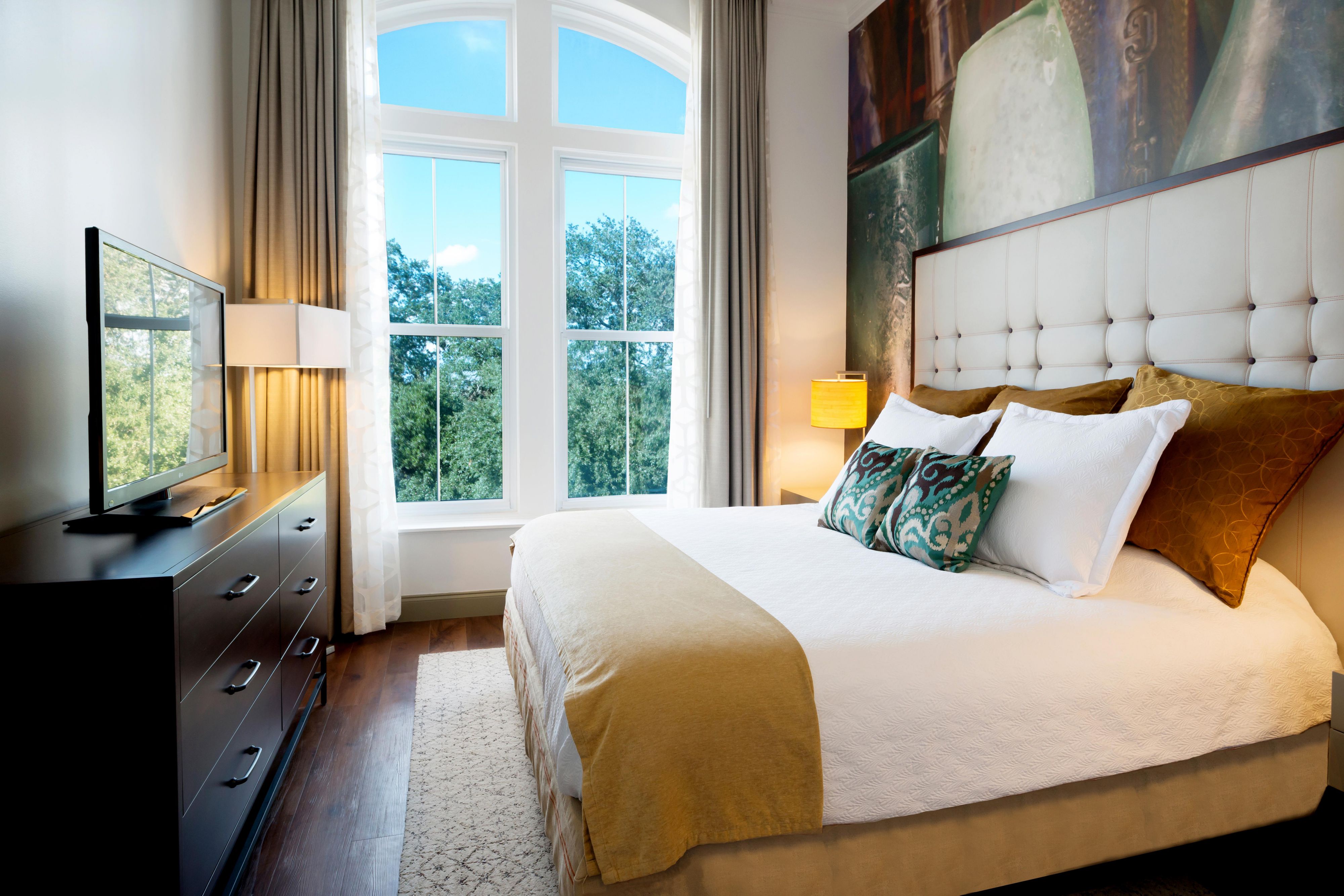 Experience our historic building during your trip to Savannah! Take the opportunity to upgrade to one of our suites and step back in time. All of our suites feature separate living areas for maximum relaxation, 10-foot tall windows overlooking the city, exposed brick walls and high ceilings. 