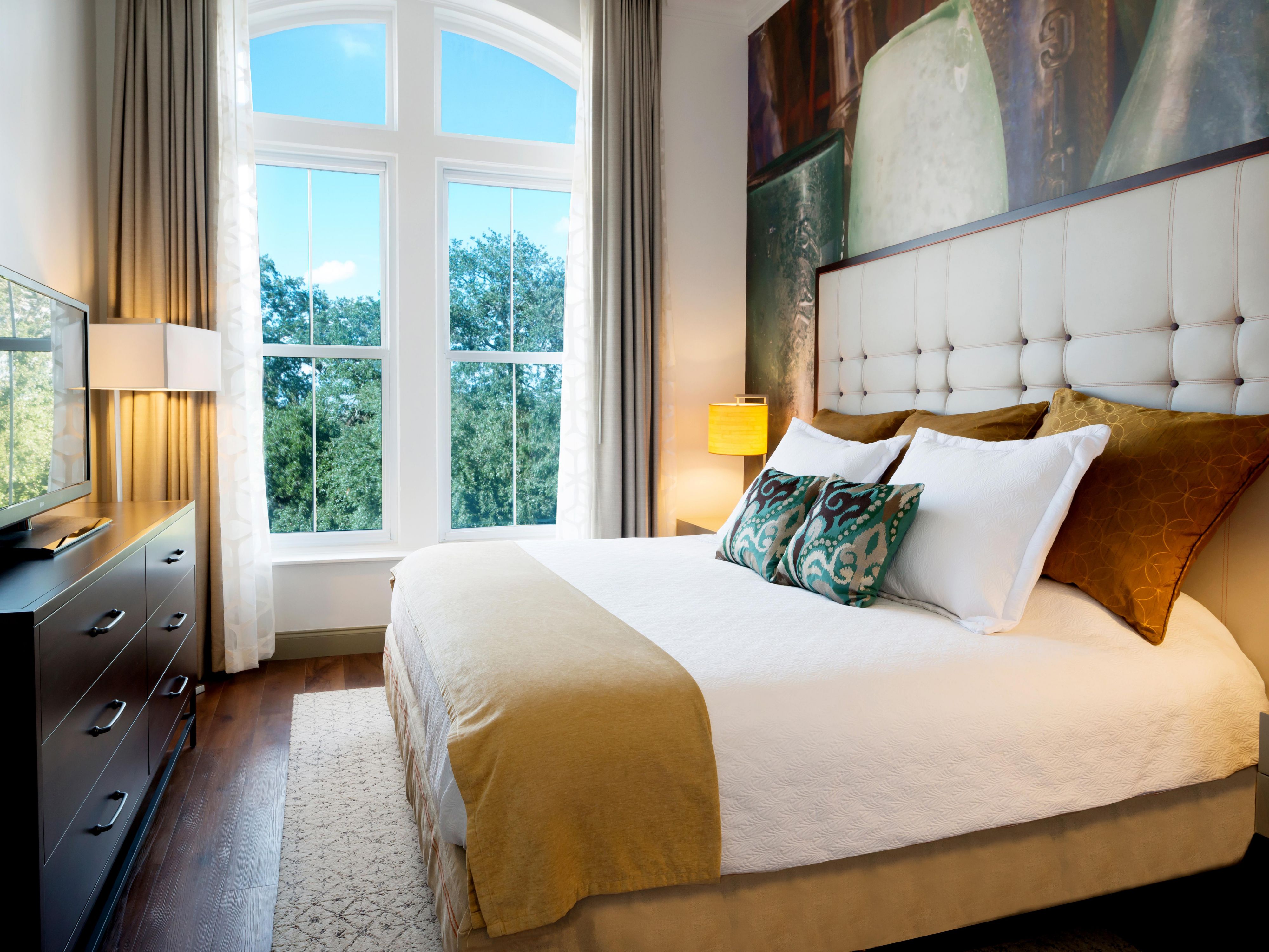 Hotel Indigo Savannah Historic District Suite Bedroom