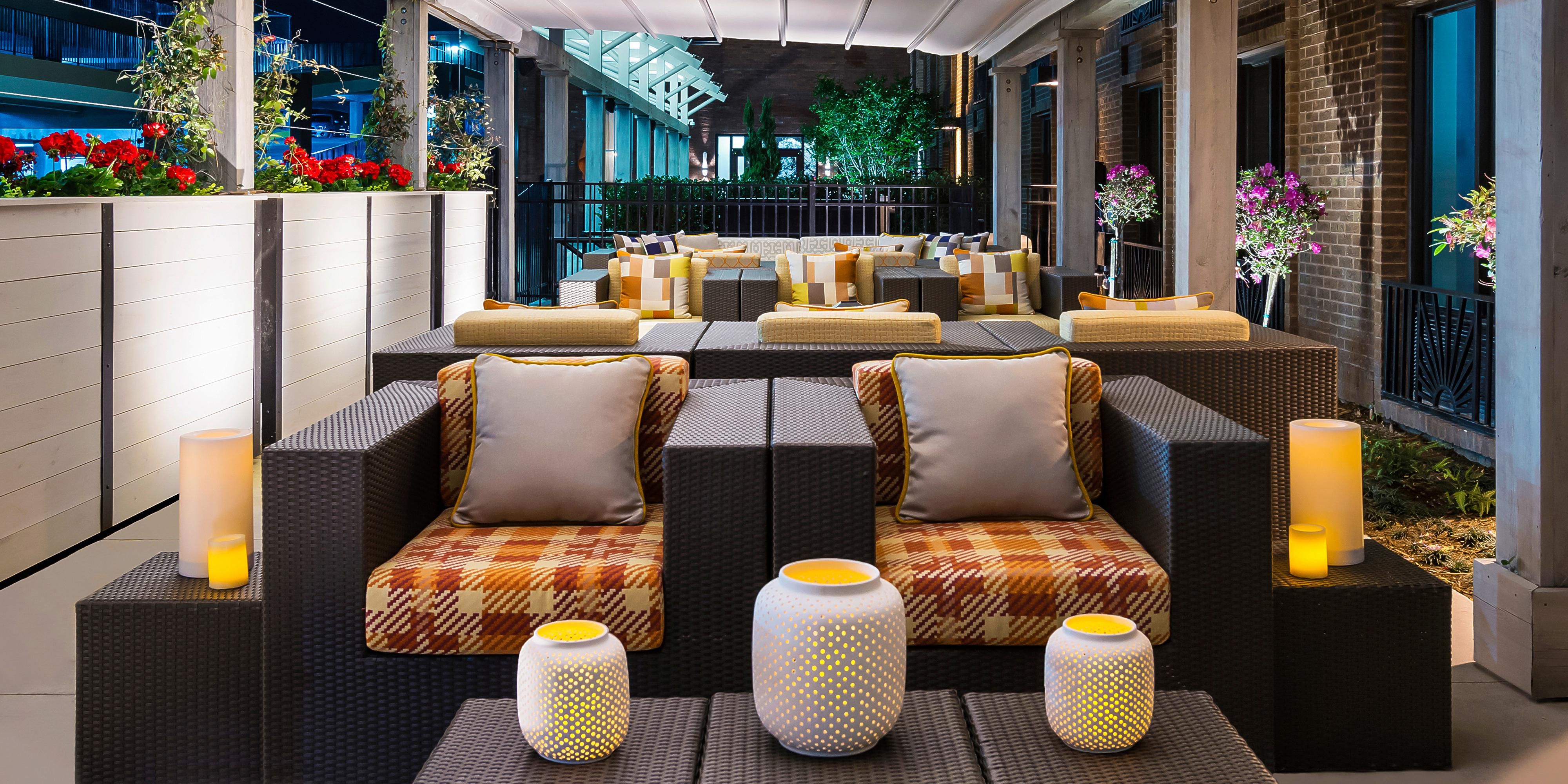 Hotel Indigo Vibrant Patio Lounge