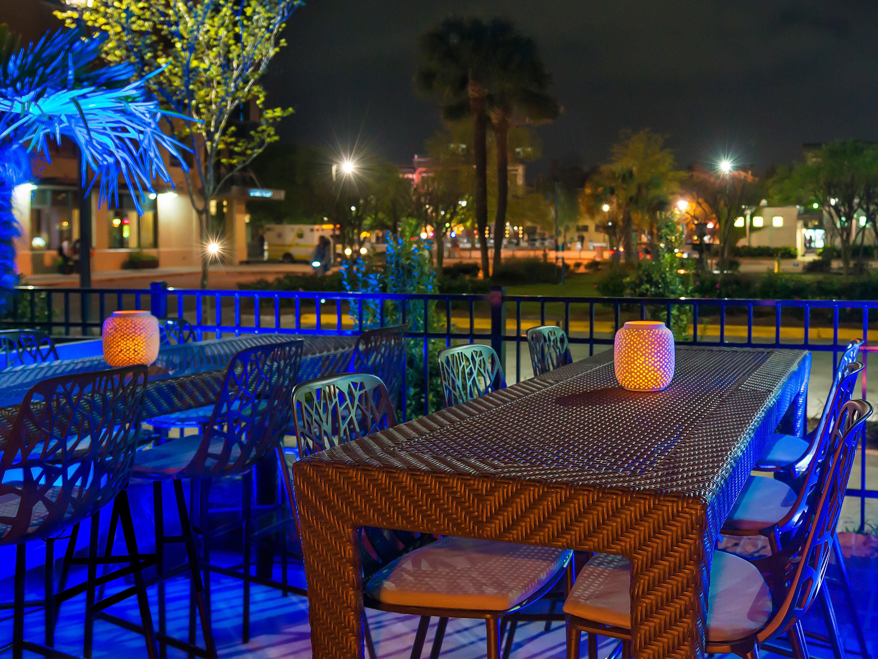 Hotel Indigo Vibrant Patio Lounge