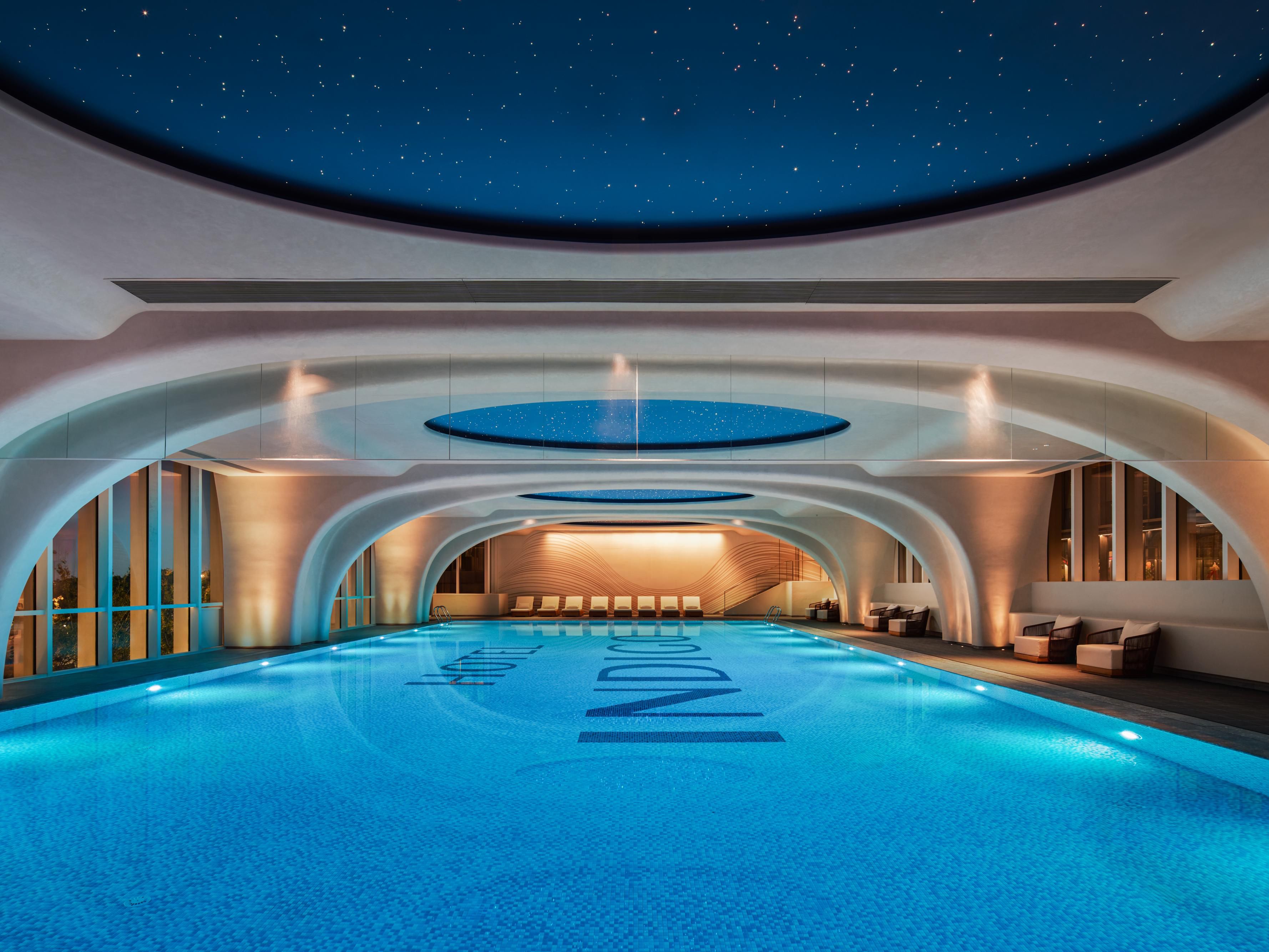 The swimming pool draws design inspiration from "Starry Sea Mirroring the Lake." When you look up, you see a sky of stars that seems to merge with the water; when you bend down, it feels like wandering through the galaxy, immersed in a tranquil and romantic atmosphere.