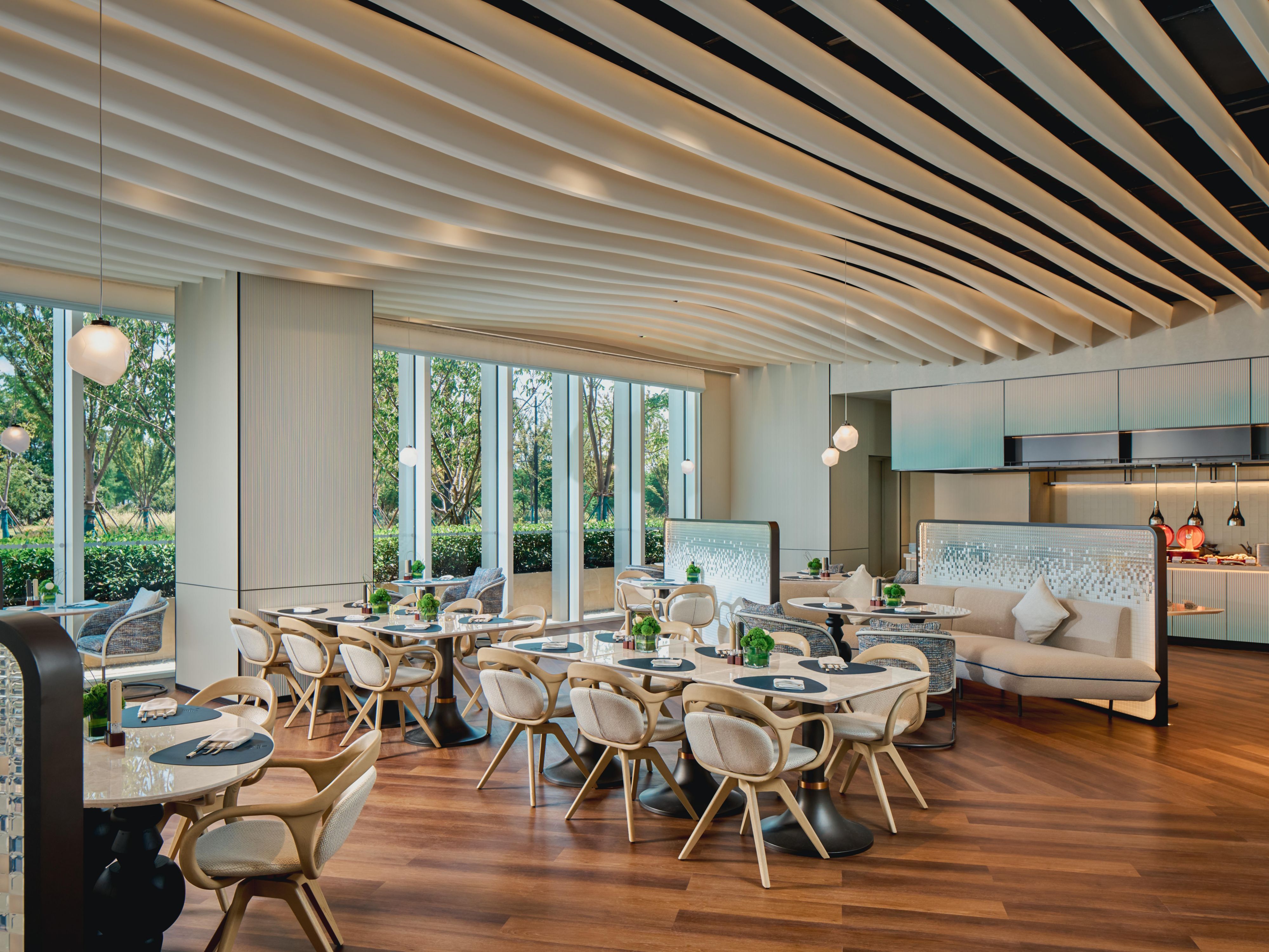 Tide·Neighborhood Restaurant delights guests with authentic local delicacies, featuring fresh ingredients sourced directly from the Lingang area.