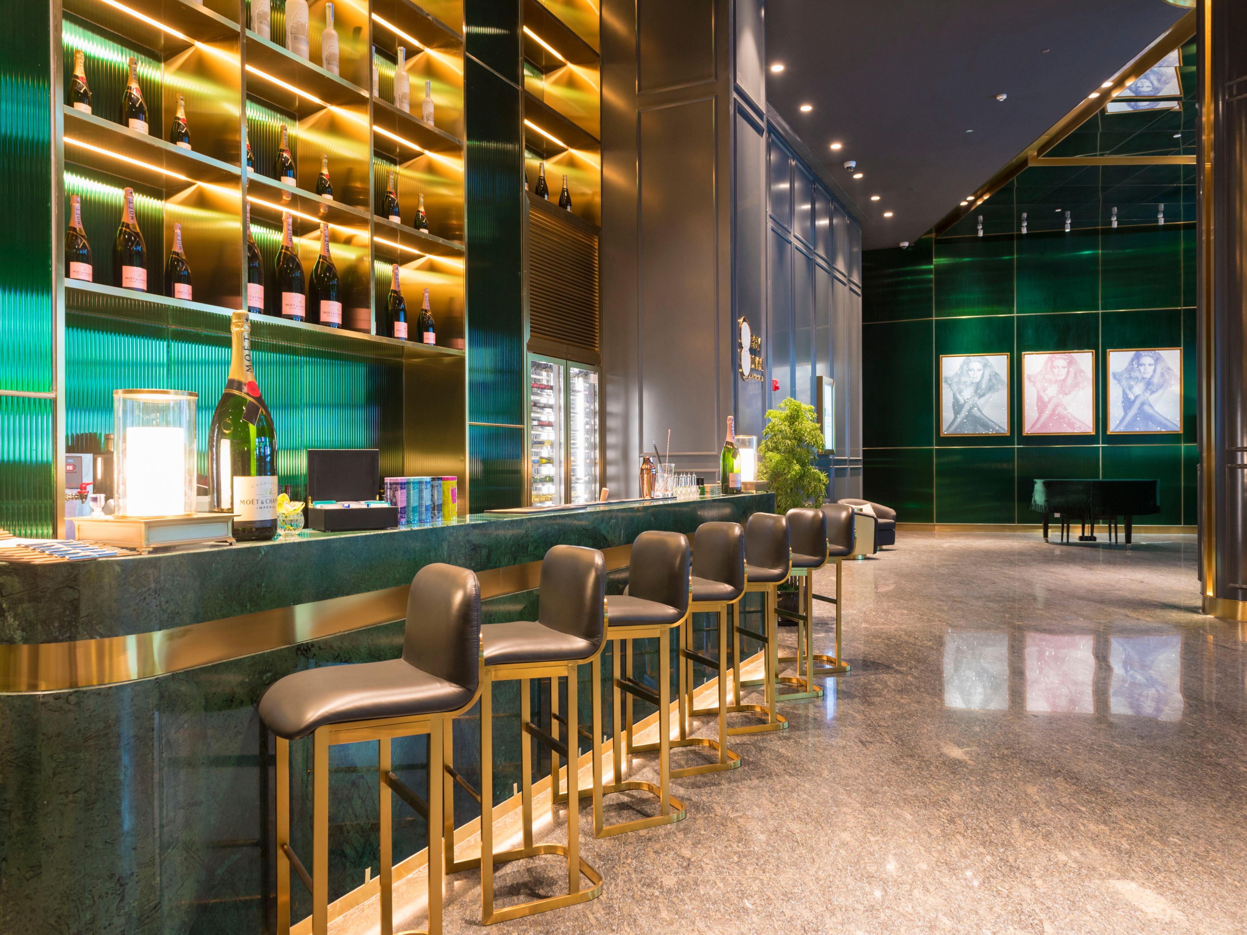 Meet colleagues or friends for a quick bite here.