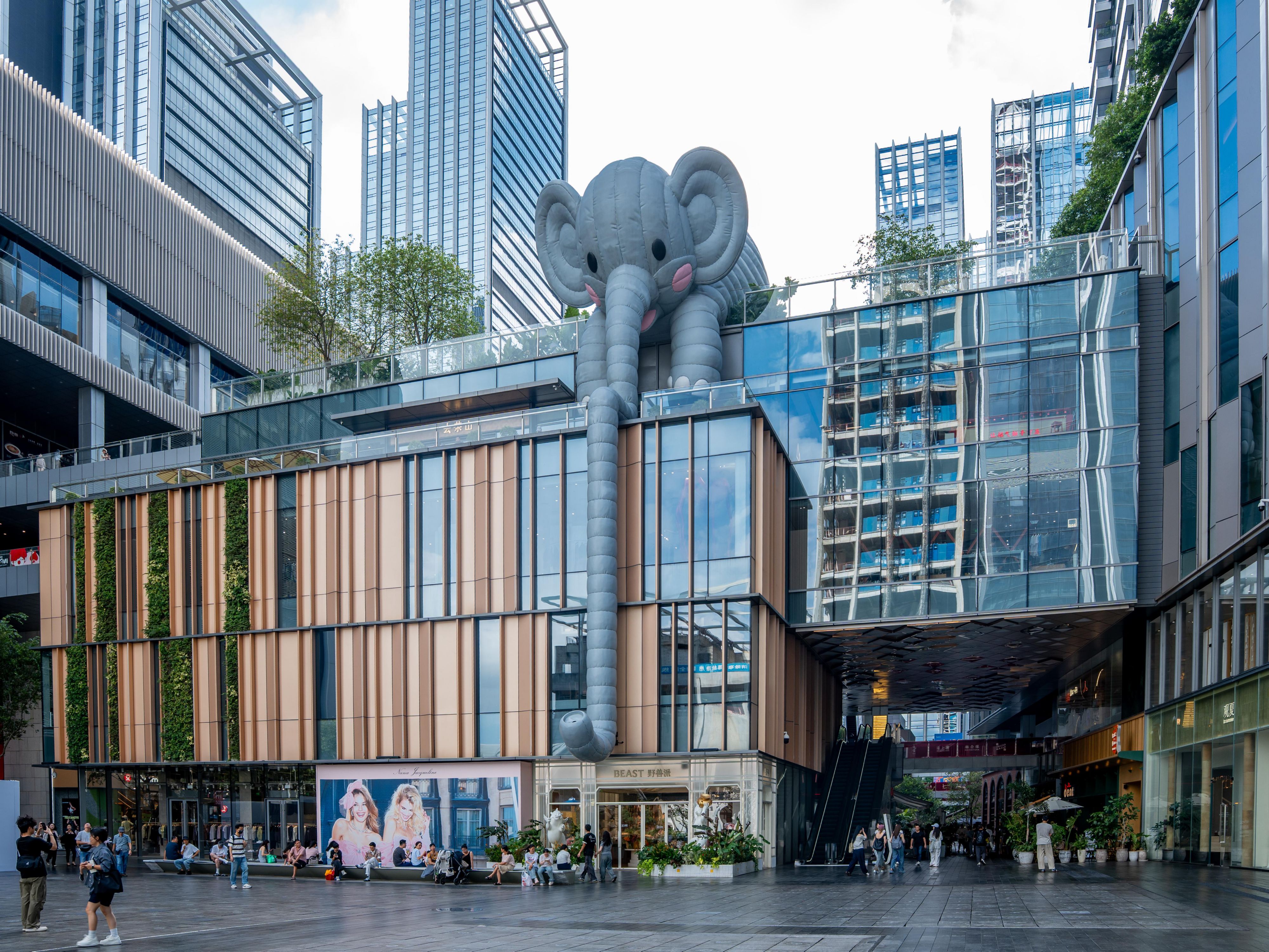 An outdoor white-sailed swimming pool, and a fully-equipped gym are available around the clock, exuding vitality. Offering guests a breathtaking view of the Mixc Mall.