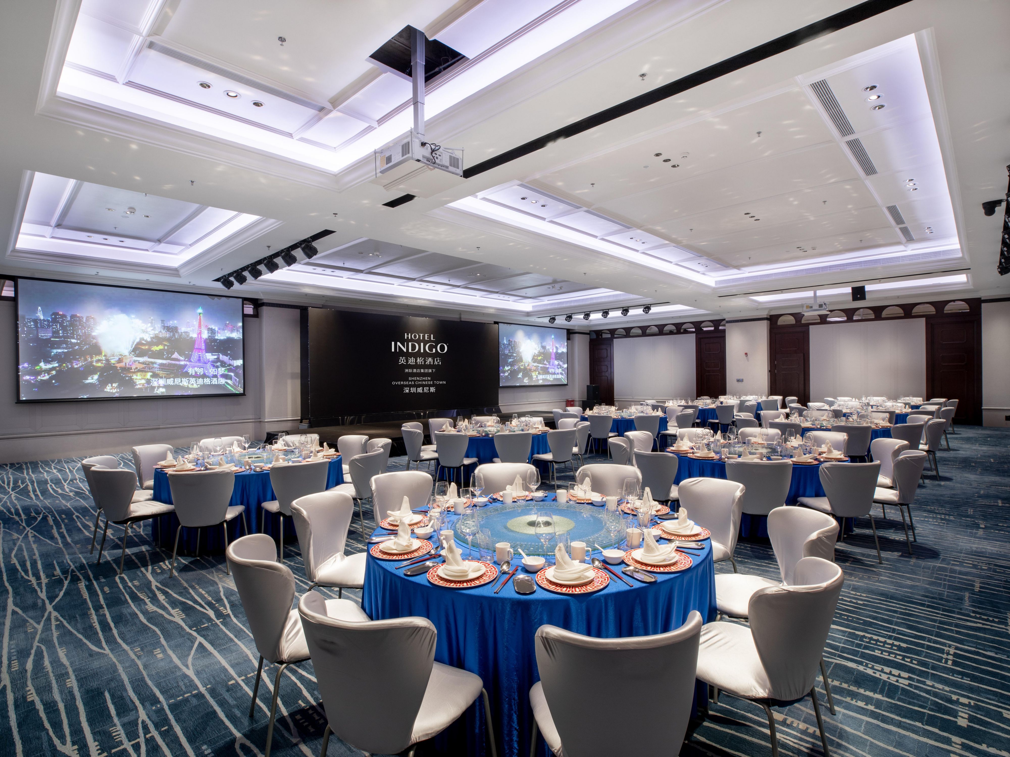The hotel features a 688 Sq. Meter Grand Ballroom, a 1,200 Sq. Meter poolside outdoor event area, and 5 multifunctional rooms. The ballroom is column-free, can be divided into two separate sections, and is equipped with a high-resolution projector, projection screen, and multi-color LED lights to make your meeting stand out.