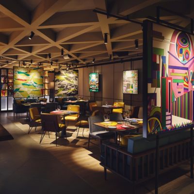 Disfrute de un vino entre obras de arte inspiradoras en la Galería 11