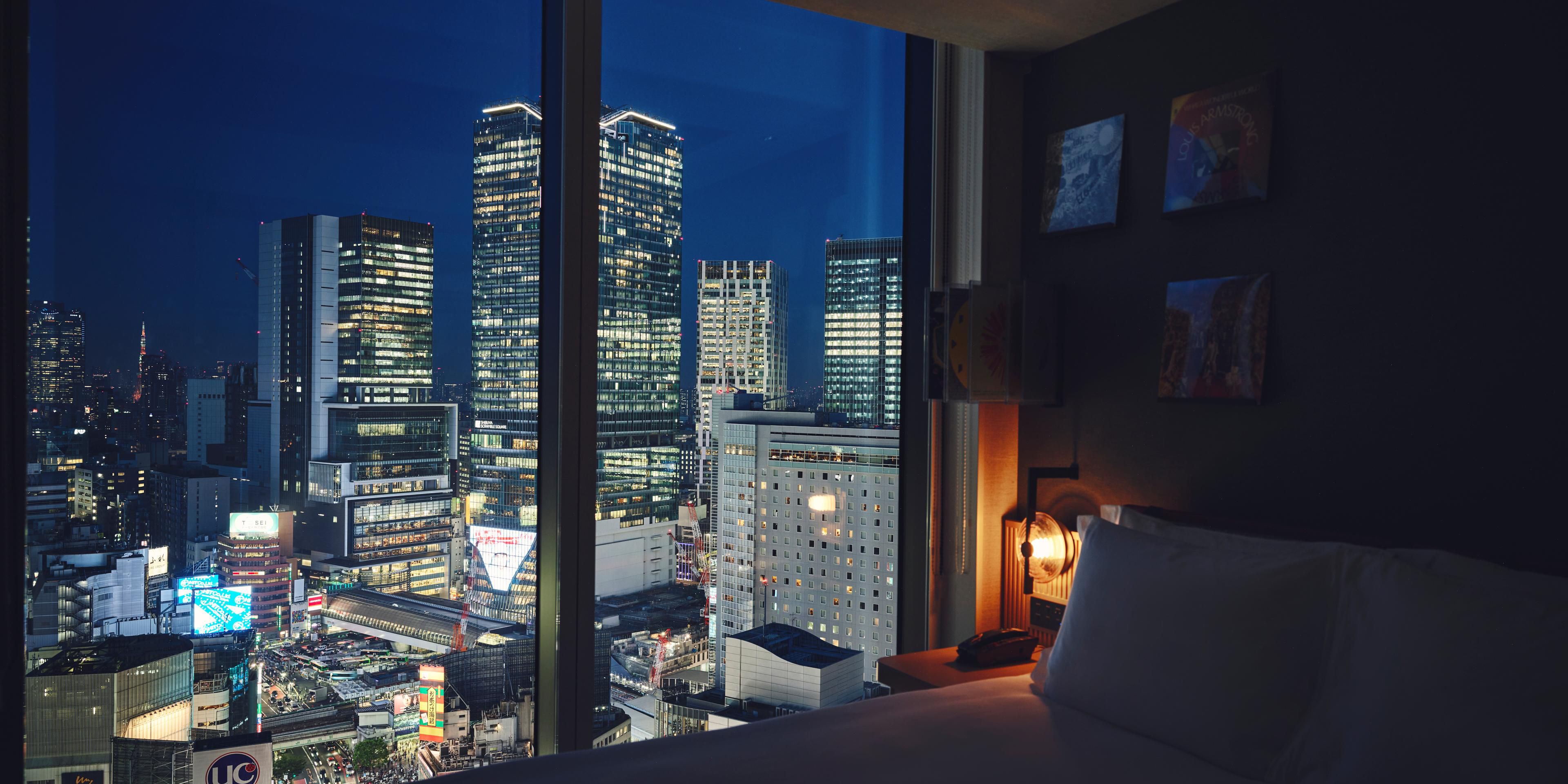 1 King Premium Scramble View Bath - Night View