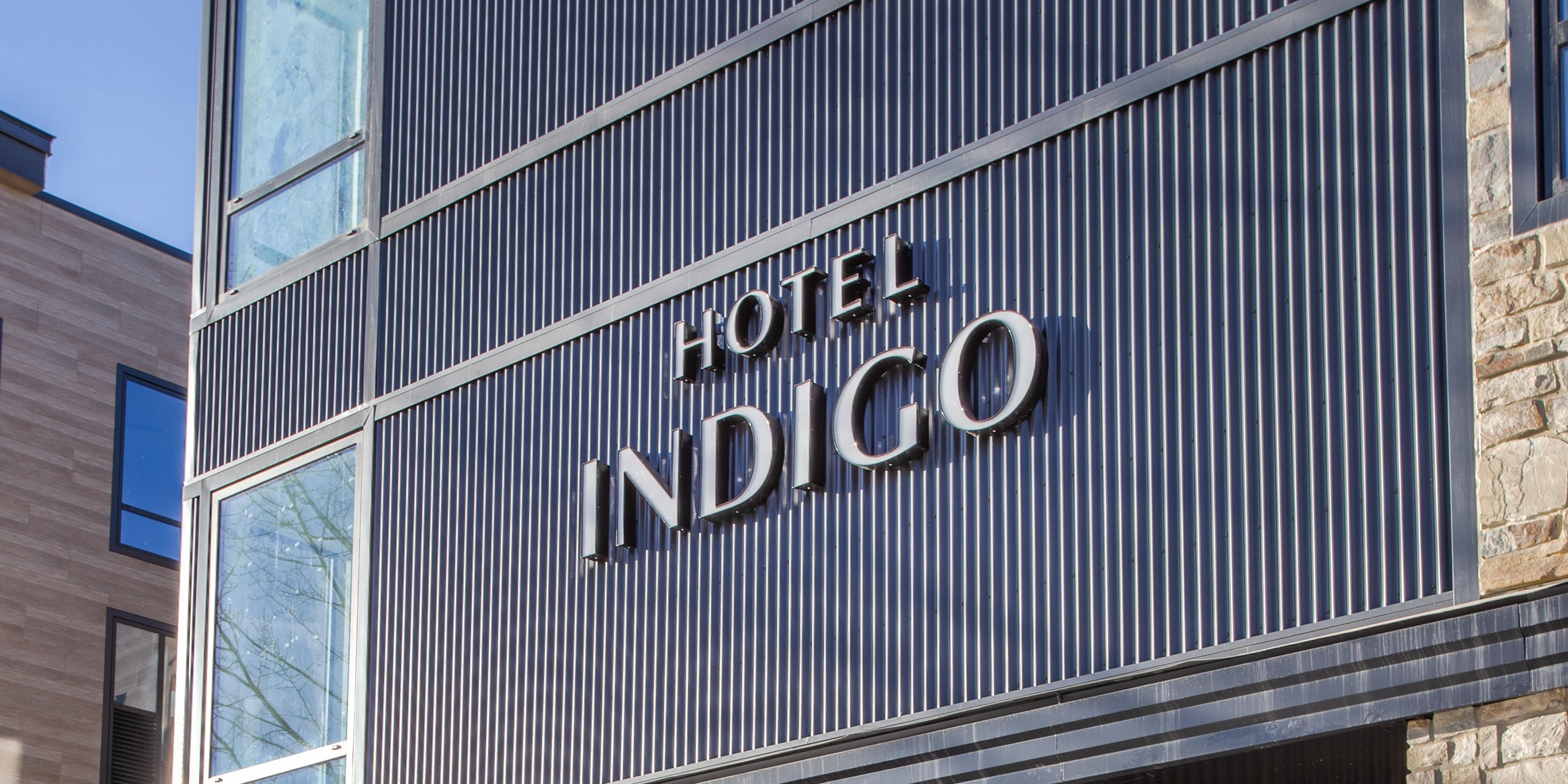 hotel indigo silverthorne close up sign
