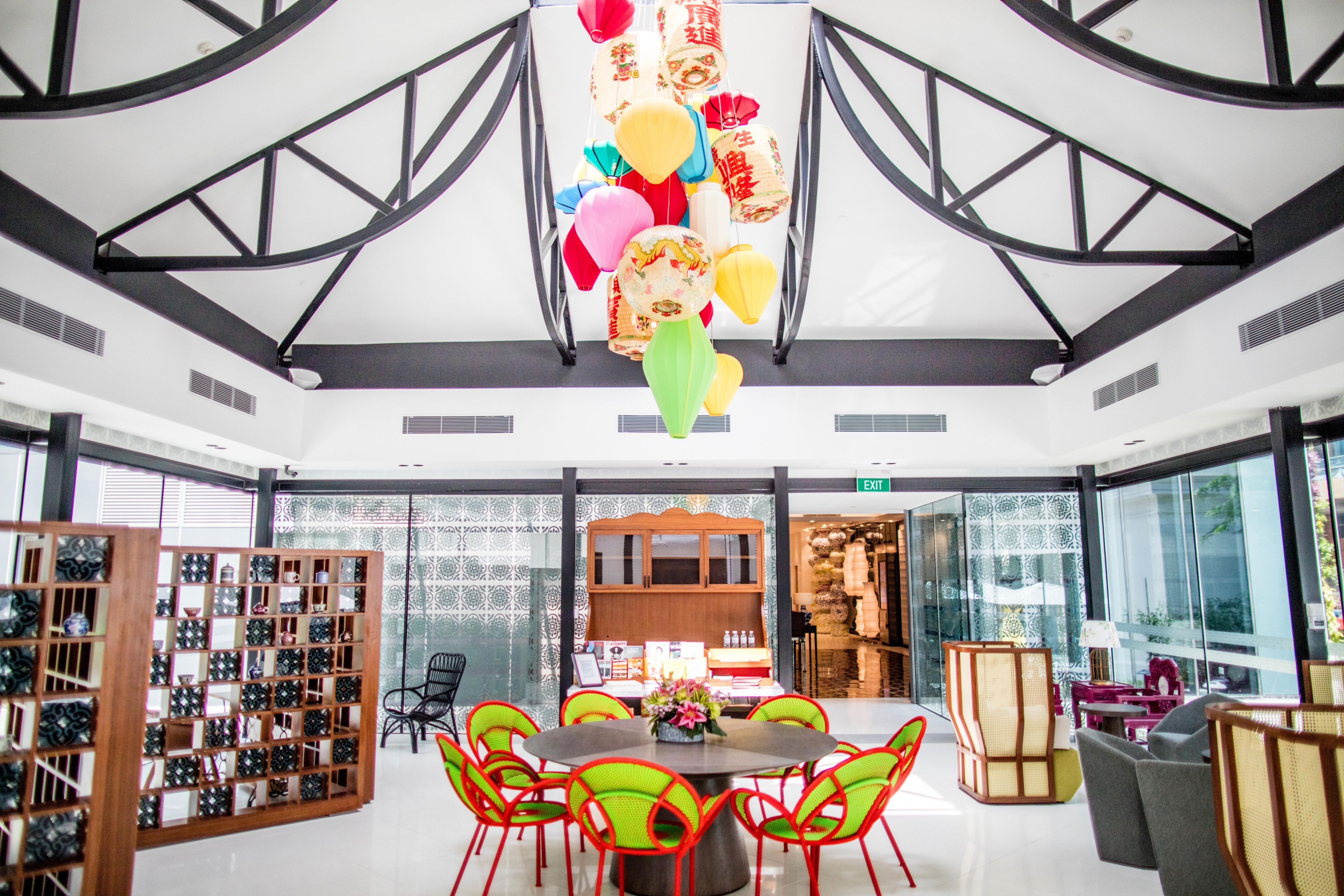 Step into our vibrant Pavilion and enjoy the natural sunlight, a high ceiling and vibrant designs that incorporates the colourful charm of the surrounding Katong neighbourhood. From a Mama Stall to Mac desktops, architectural motifs to old-school games, be surprised at our electric Pavilion.