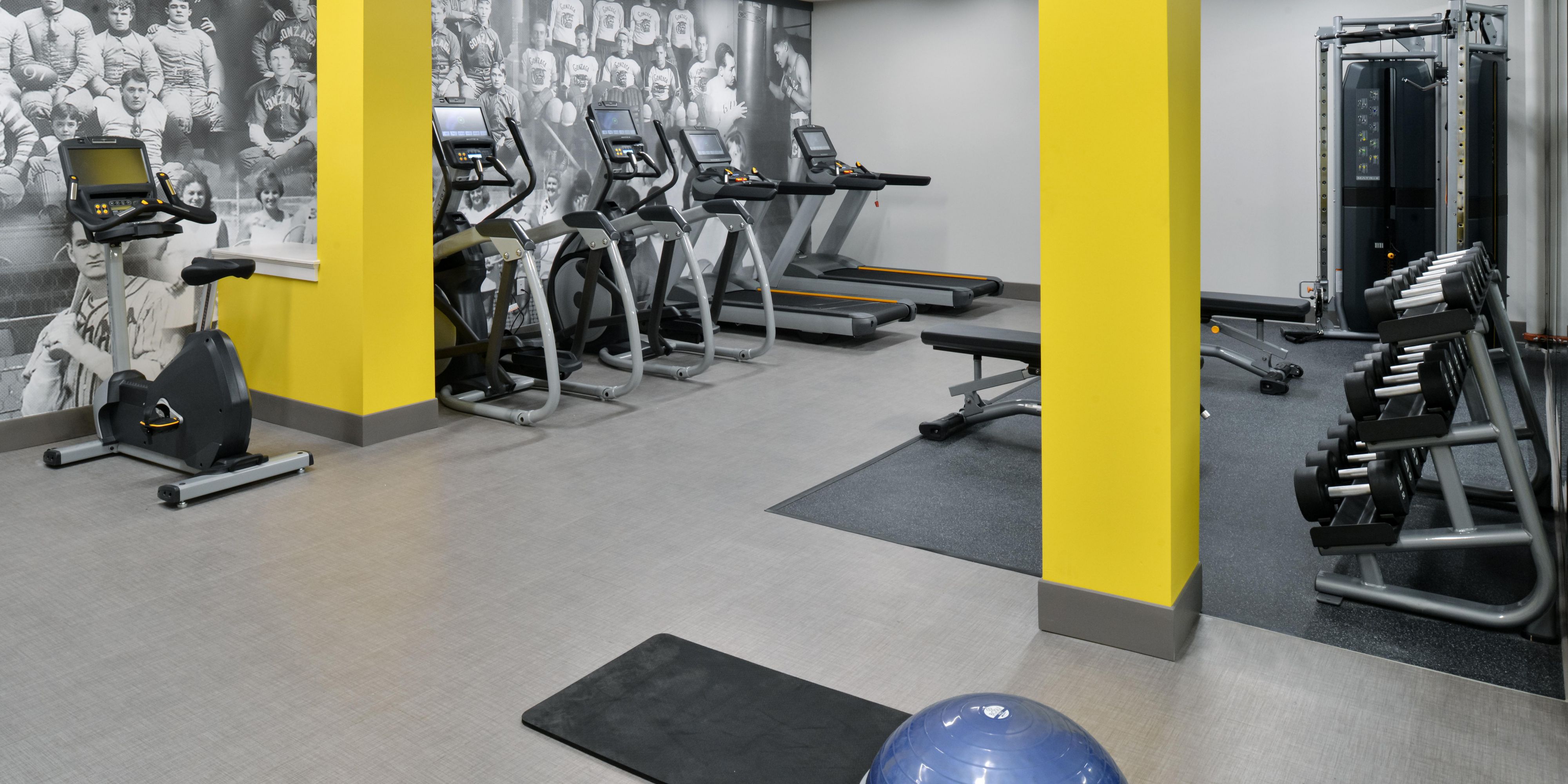 24時間のフィットネスセンターでウェルネスの目標との接続を維持します。