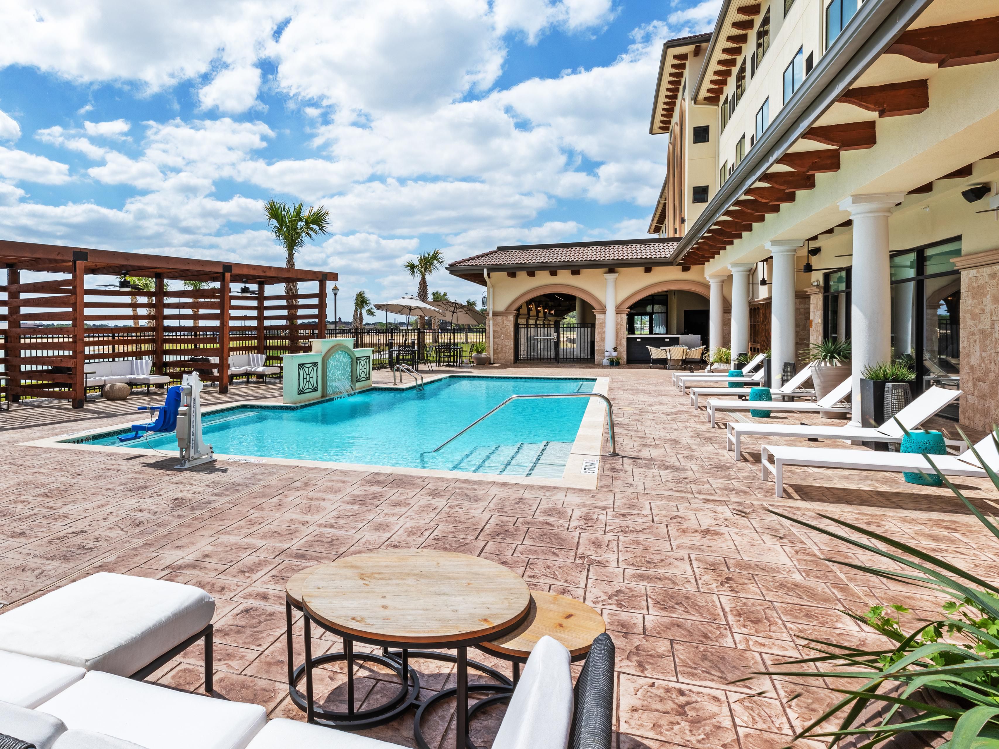 Relax at our resort-style  pool, open year-round with private cabanas, lounge chairs, and scenic lake views. Take a dip in the refreshing water or relax on the veranda with a craft cocktail or drink from our poolside bar. Soak up the warm Texas sunshine and order delicious meals from our restaurant, CRUDO.