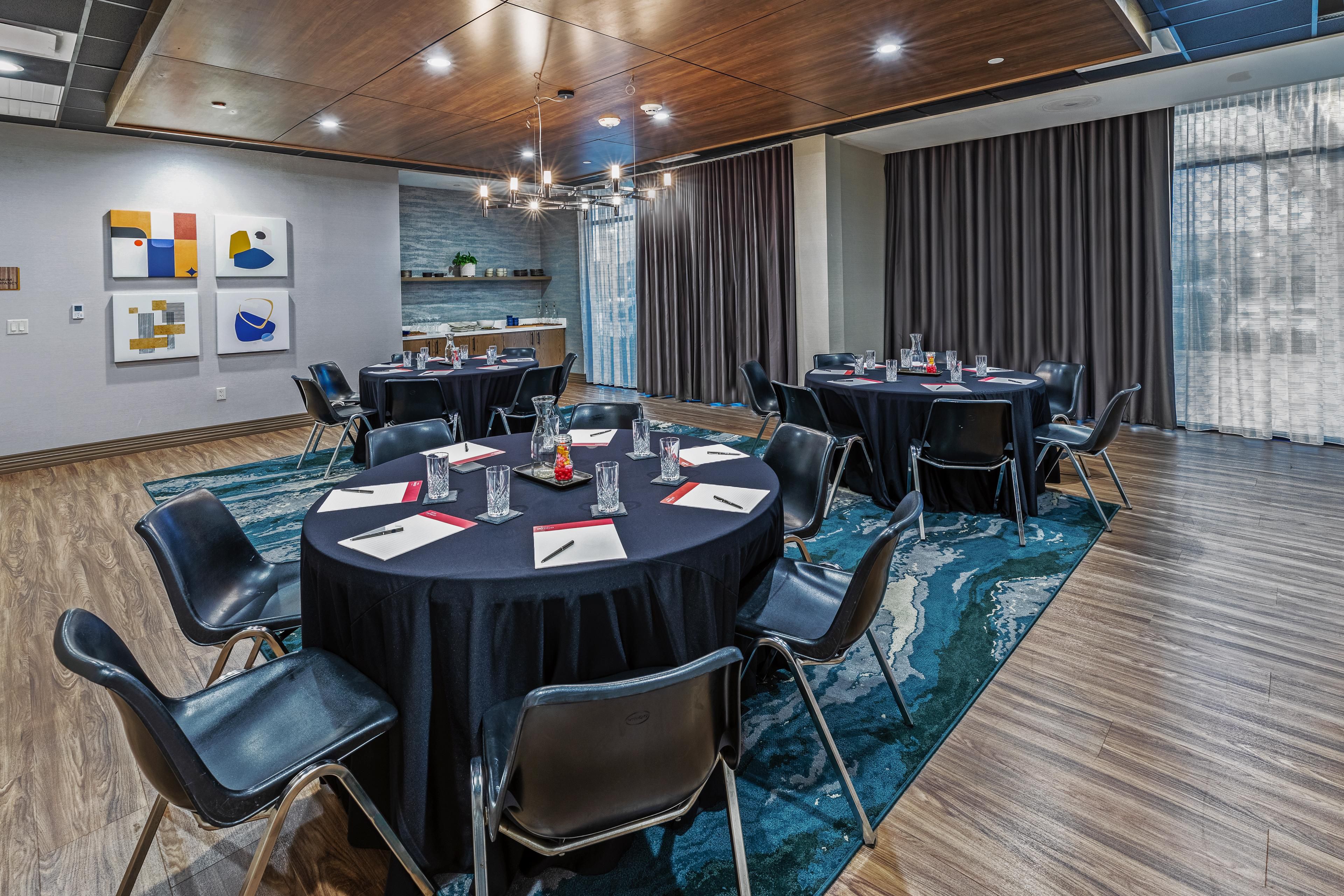 Host a business meeting, networking event, birthday cocktail party, or retreat in our intimate event space adjacent to our reception area. Our adaptive venues can be transformed into the perfect atmosphere, from high-tech to high style, for up to 60 guests. Our team will coordinate every detail, from audiovisual to catering.