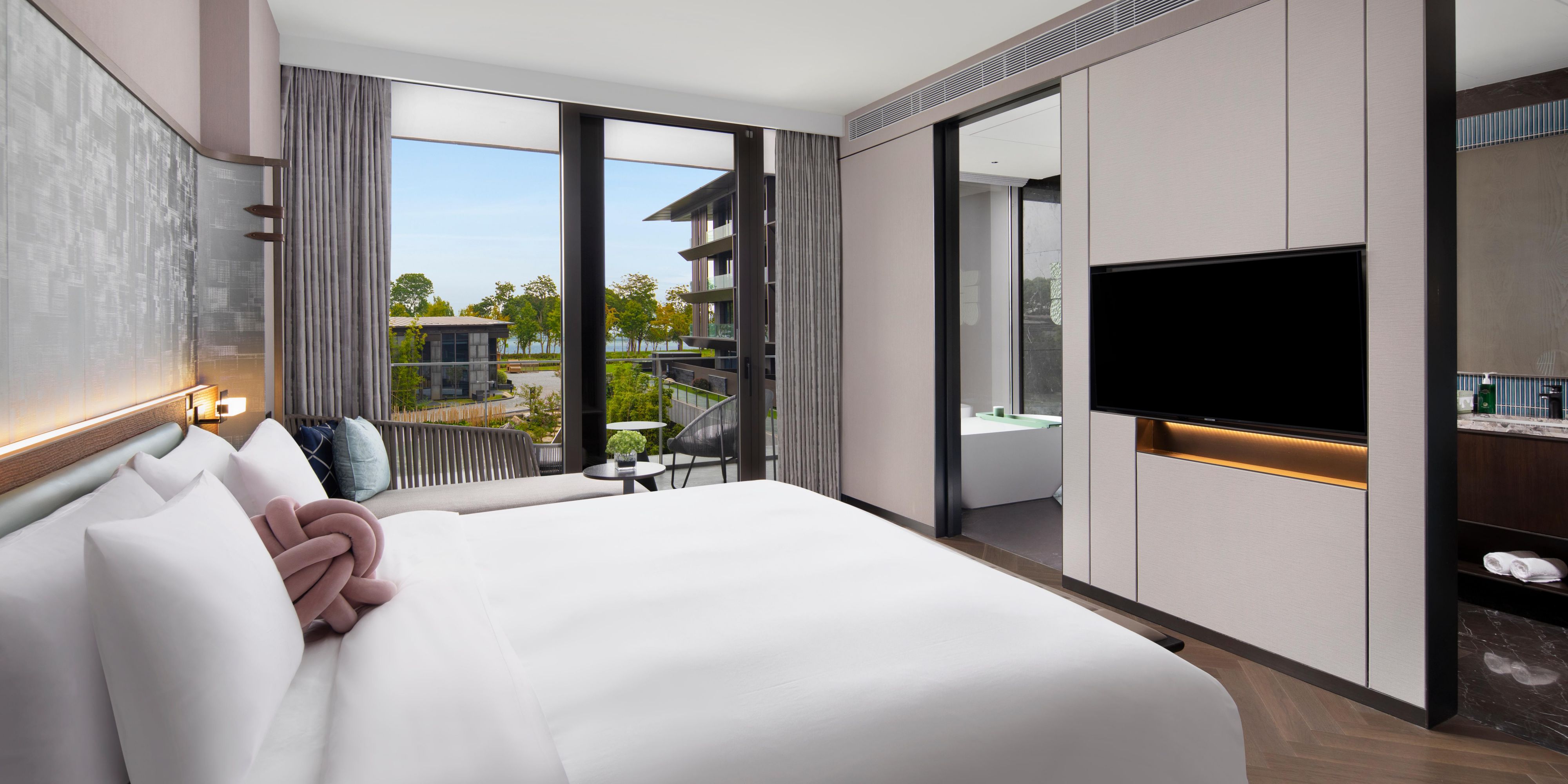 1 King Bed Premium Garden View