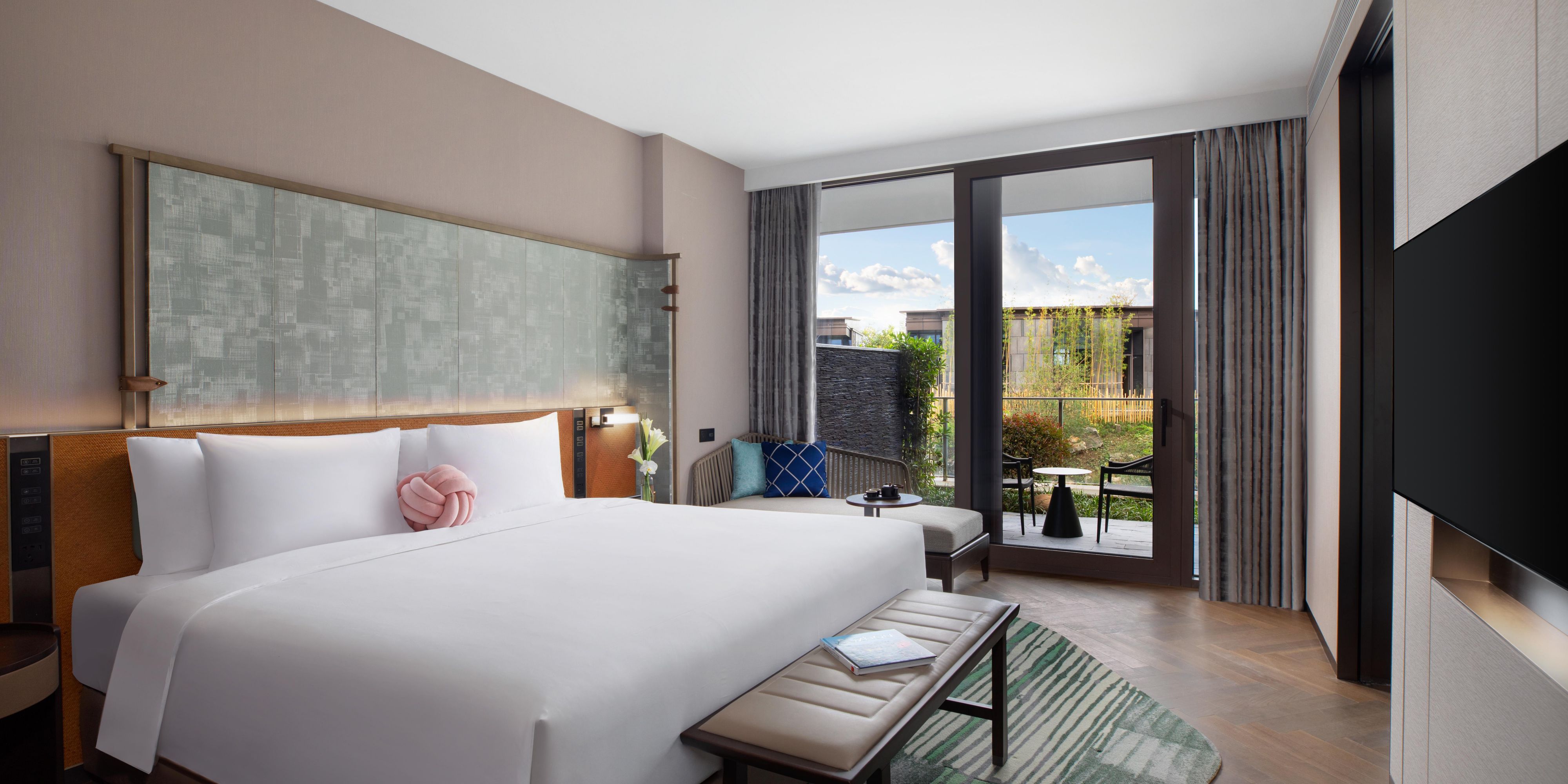 1 King bed Premium Garden View 