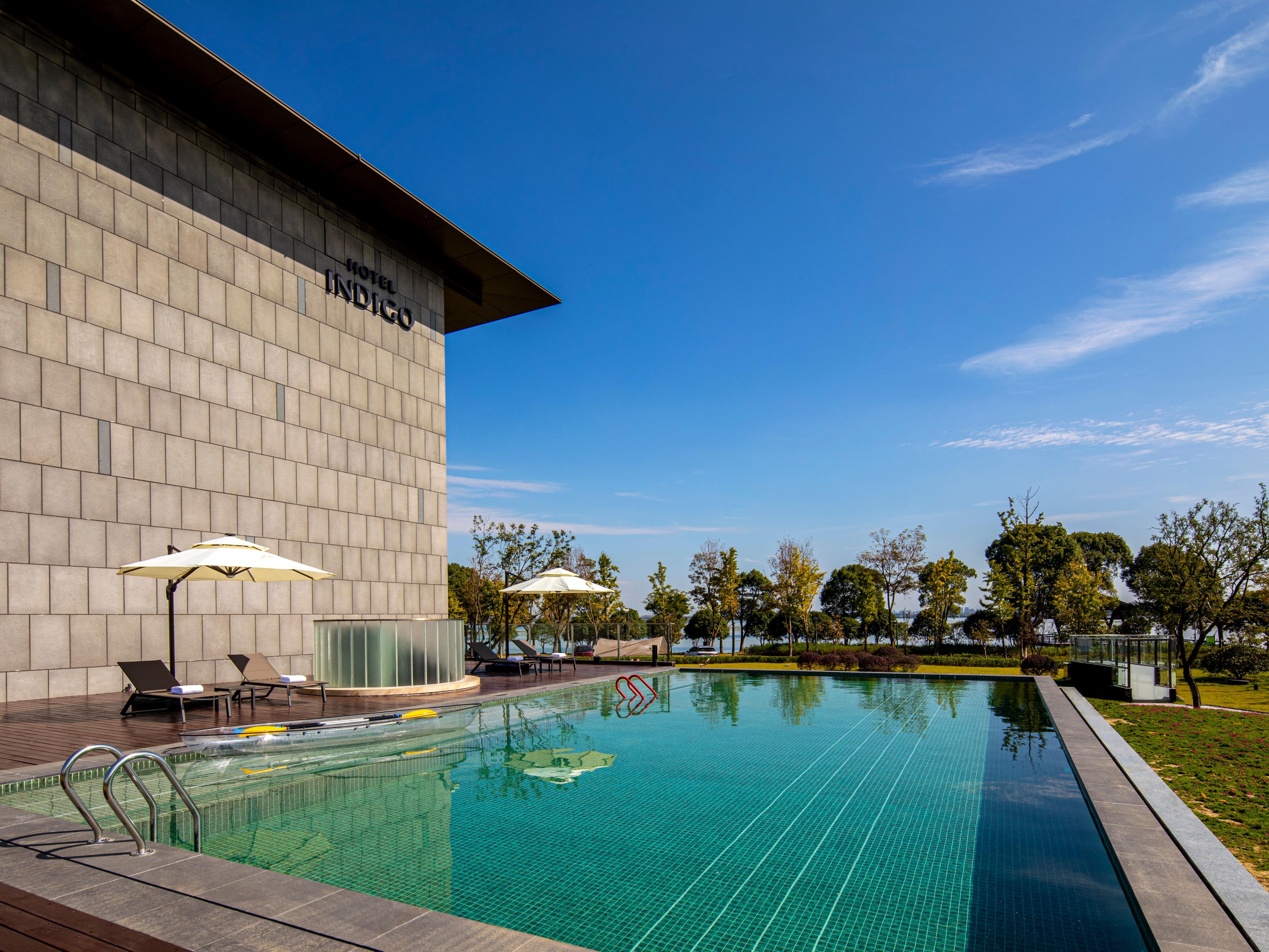 The hotel's outdoor swimming pool opens seasonally in accordance with the natural rhythm, ensuring that you can enjoy a waterside vacation during the most pleasant weather. While you are relaxing in the water, you can also easily capture the wonderful moments full of vacation charm.