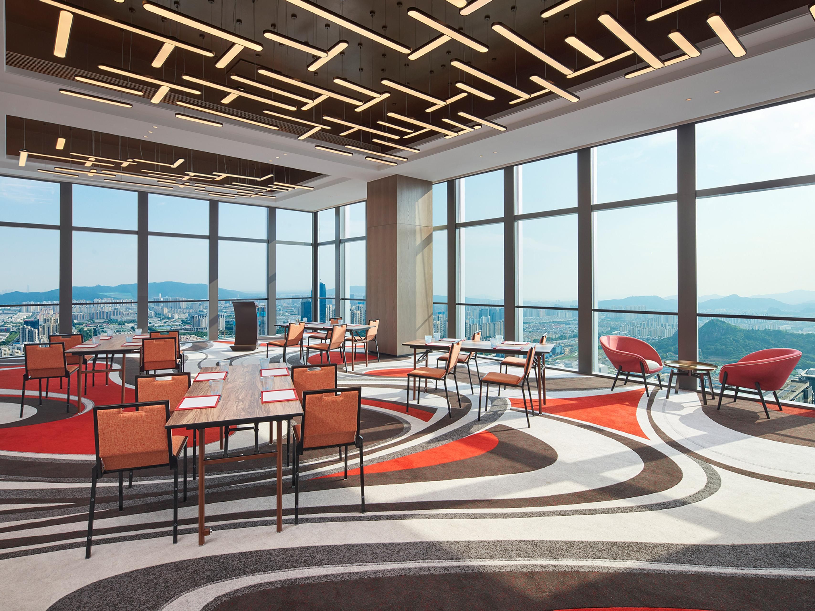 The Ball Room located at the 45th floor offers a 303 sqm meeting space with a spectacular view for up to 220 guests. Inspired by the beautiful flowing sleeves of the female lead heroine of Kunqu opera, the ceiling feels like an endless flow of a very long sleeve floating in the sky.