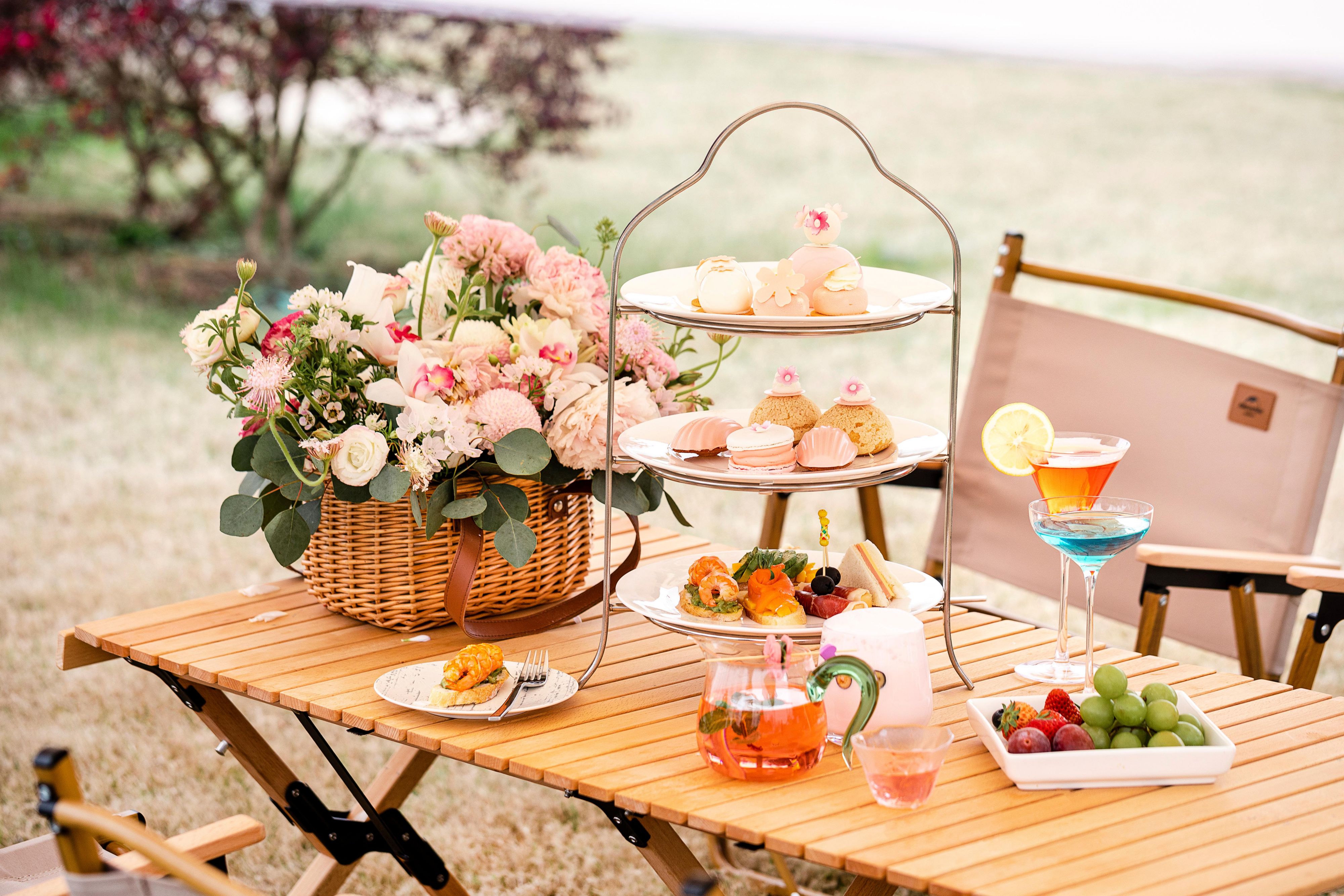Savor the taste of spring with the exquisite Sakura Afternoon Tea on the lakeside lawn at Hotel Indigo suzhou Yangcheng Lake in spring sunshine. Full of  pinky style, enjoy a girl's spring dream.