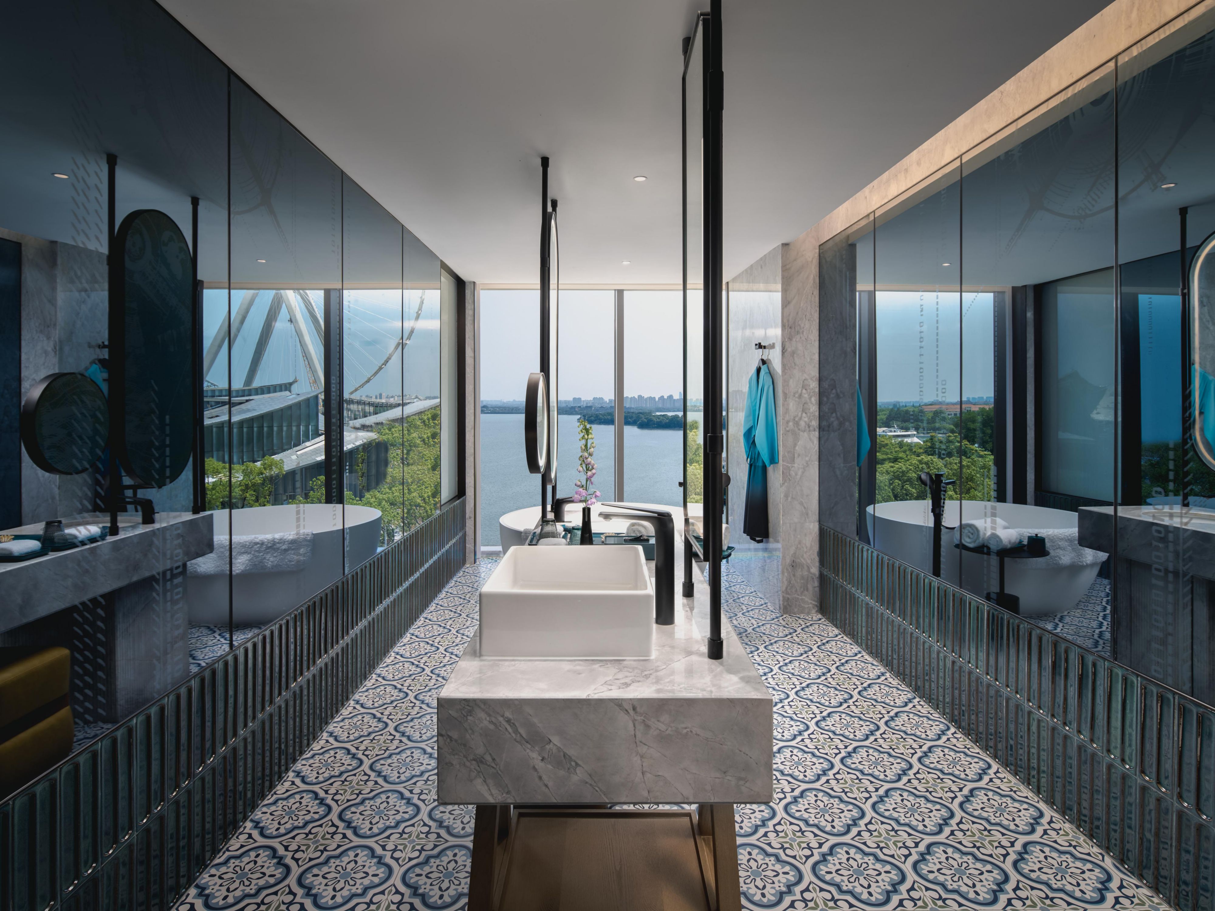 1 King Bed 1 Bdrm Suite Jinji Lake View