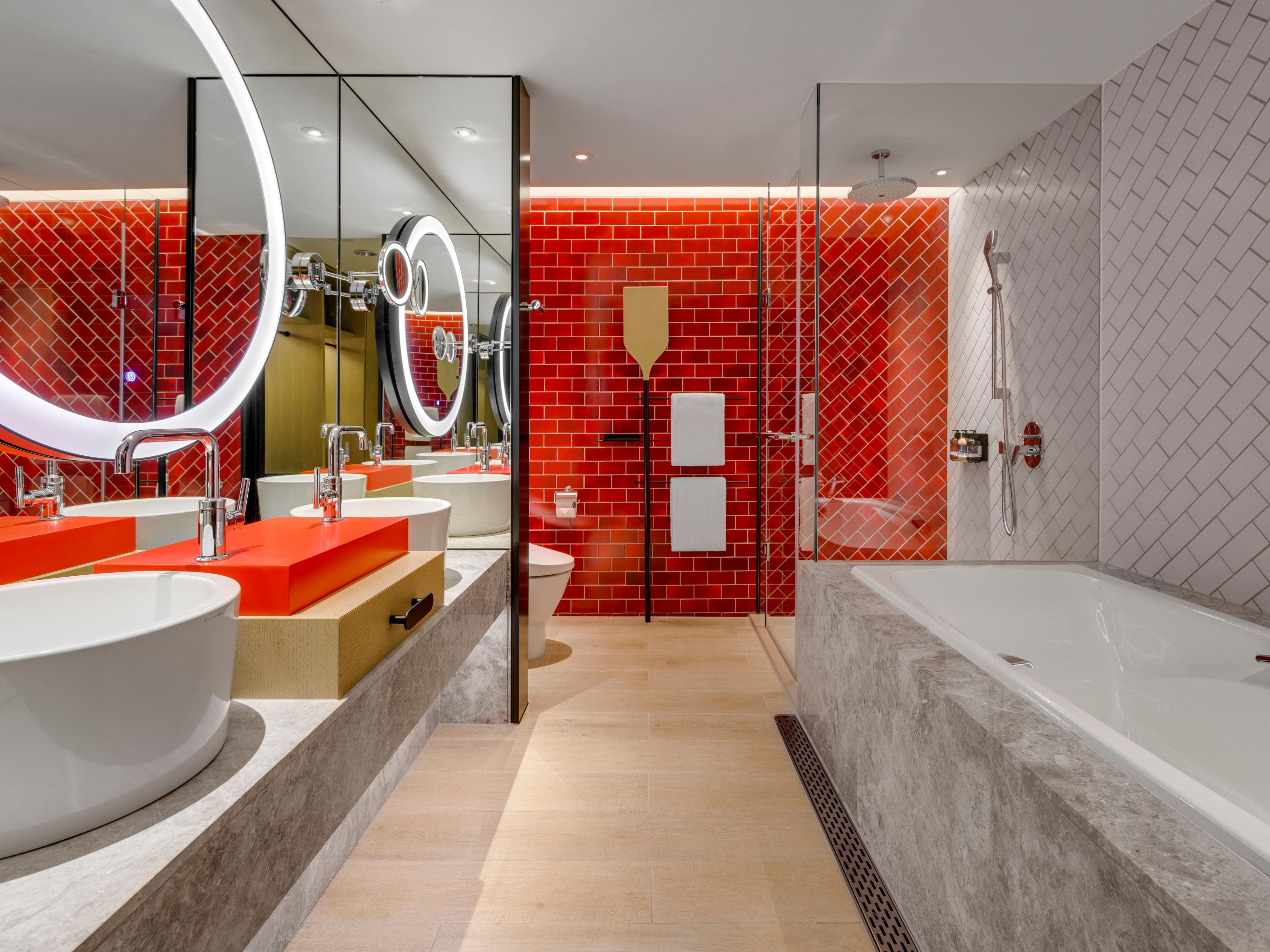 1 King Junior Suite bathroom