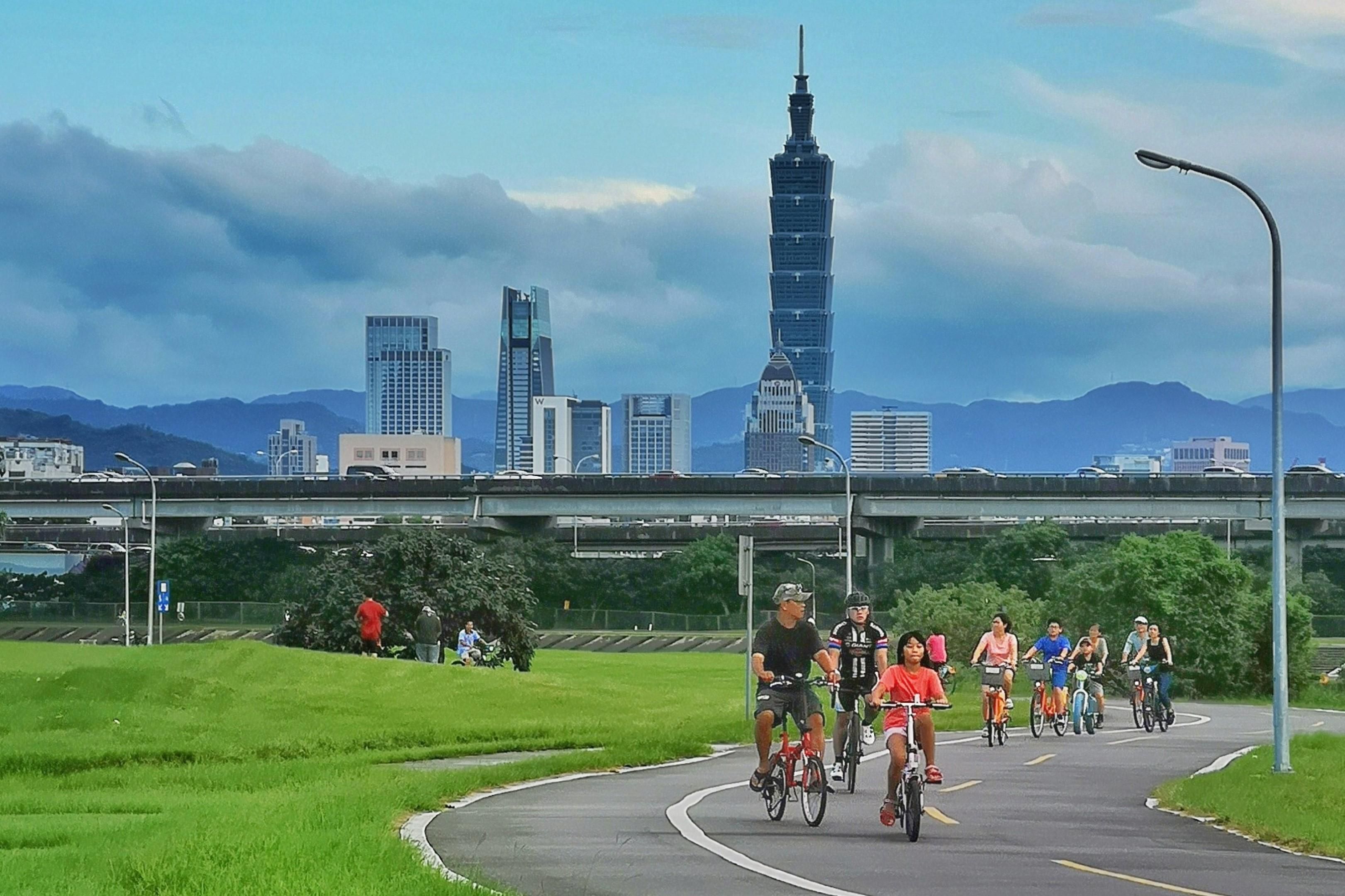Dazhi welcomes you to Taipei's green embrace. Enjoy bike rides and sunsets at Meiti Riverside Park, with plane landings as your day's backdrop. Discover Neihu's Dahu and Bihu Parks for peaceful lakeside walks and picnics.
