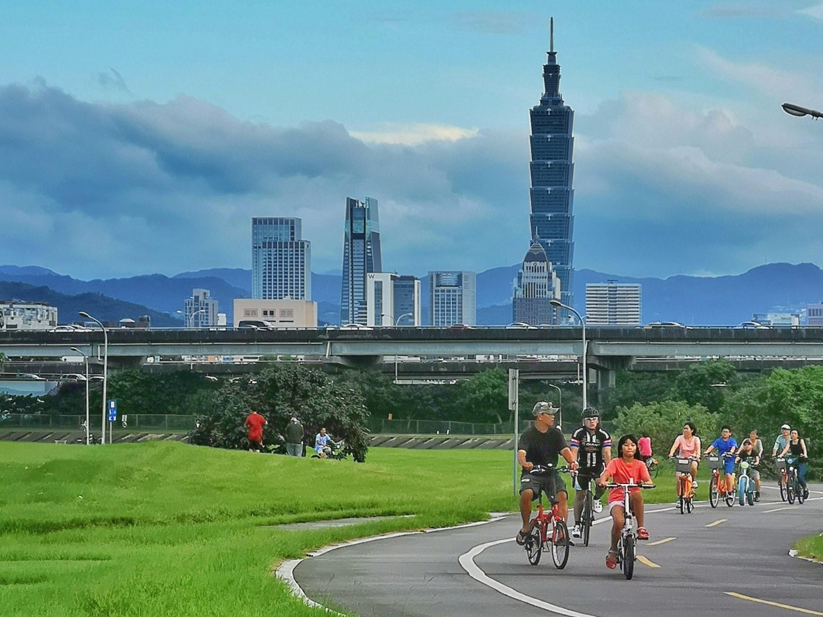 Dazhi welcomes you to Taipei's green embrace. Enjoy bike rides and sunsets at Meiti Riverside Park, with plane landings as your day's backdrop. Discover Neihu's Dahu and Bihu Parks for peaceful lakeside walks and picnics.